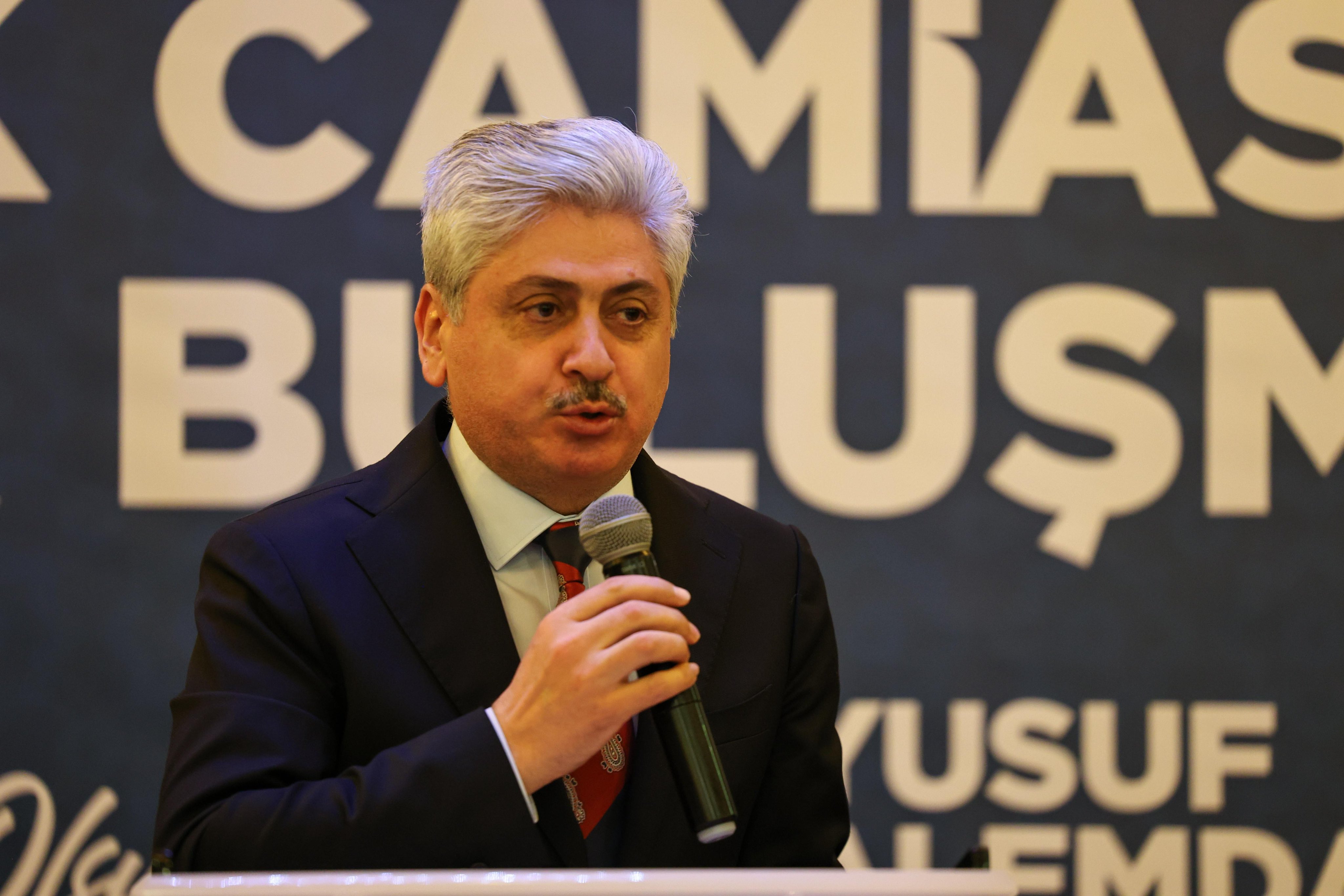 “Vefası ve fedakarlığıyla sağlık camiası her övgüyü fazlasıyla hak ediyor”