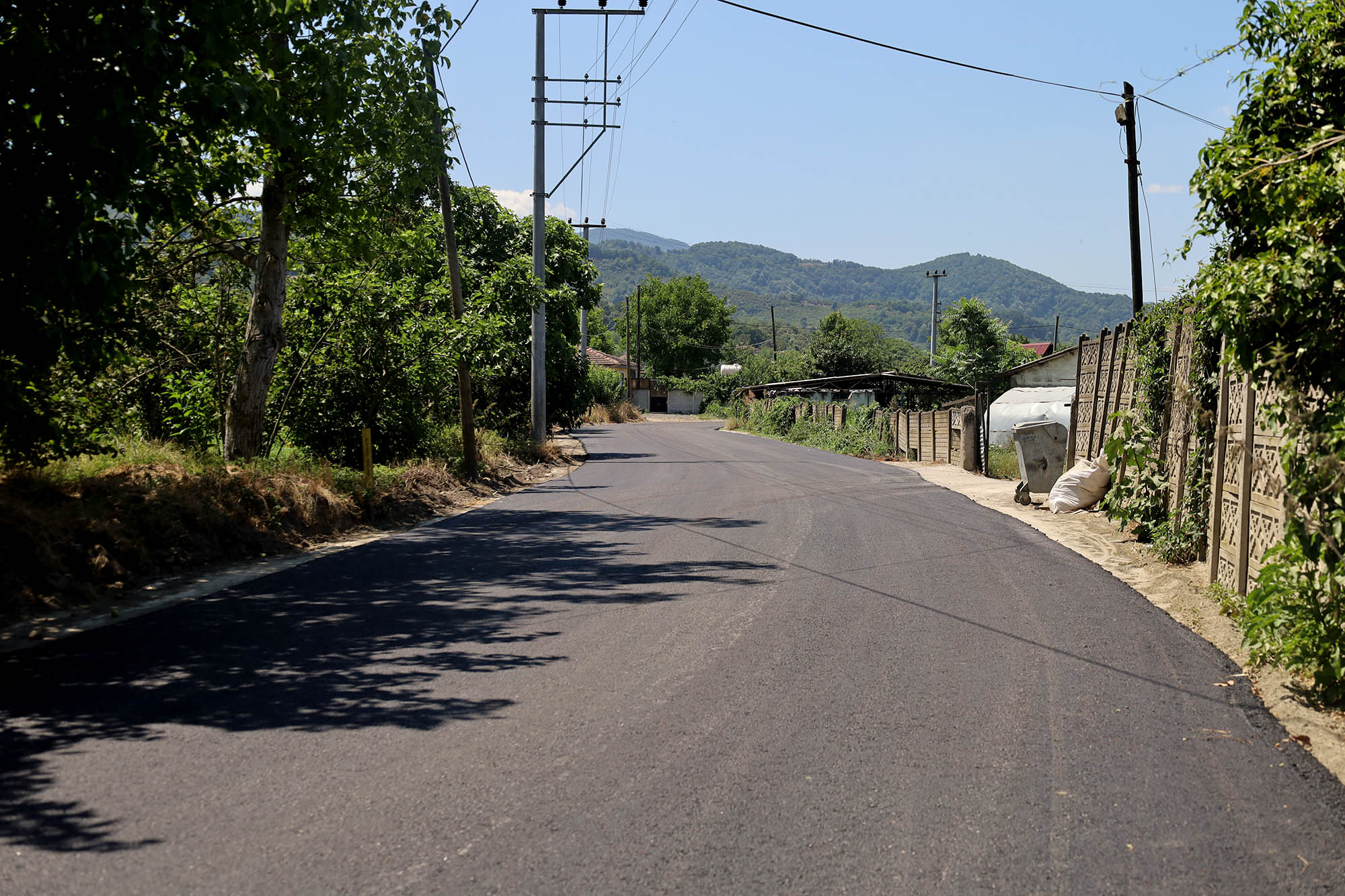 Arifiye’nin iki büyük mahallesini bağlayan yol Büyükşehirle sil baştan
