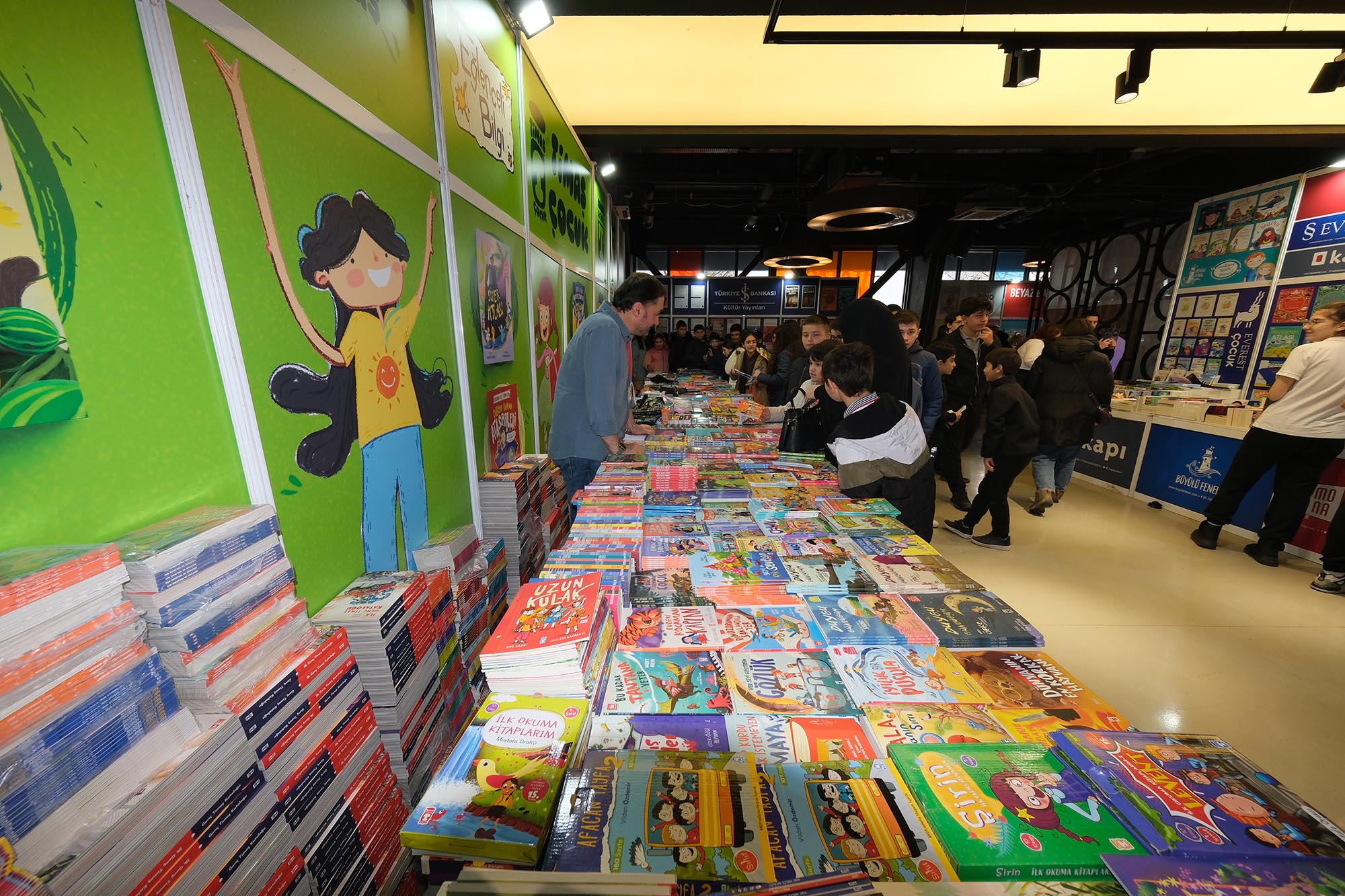 Sakarya'da çocukların 'ufkuna' ışık olacak edebiyat fuarı başladı: İlk günden binlerce misafir akın etti...