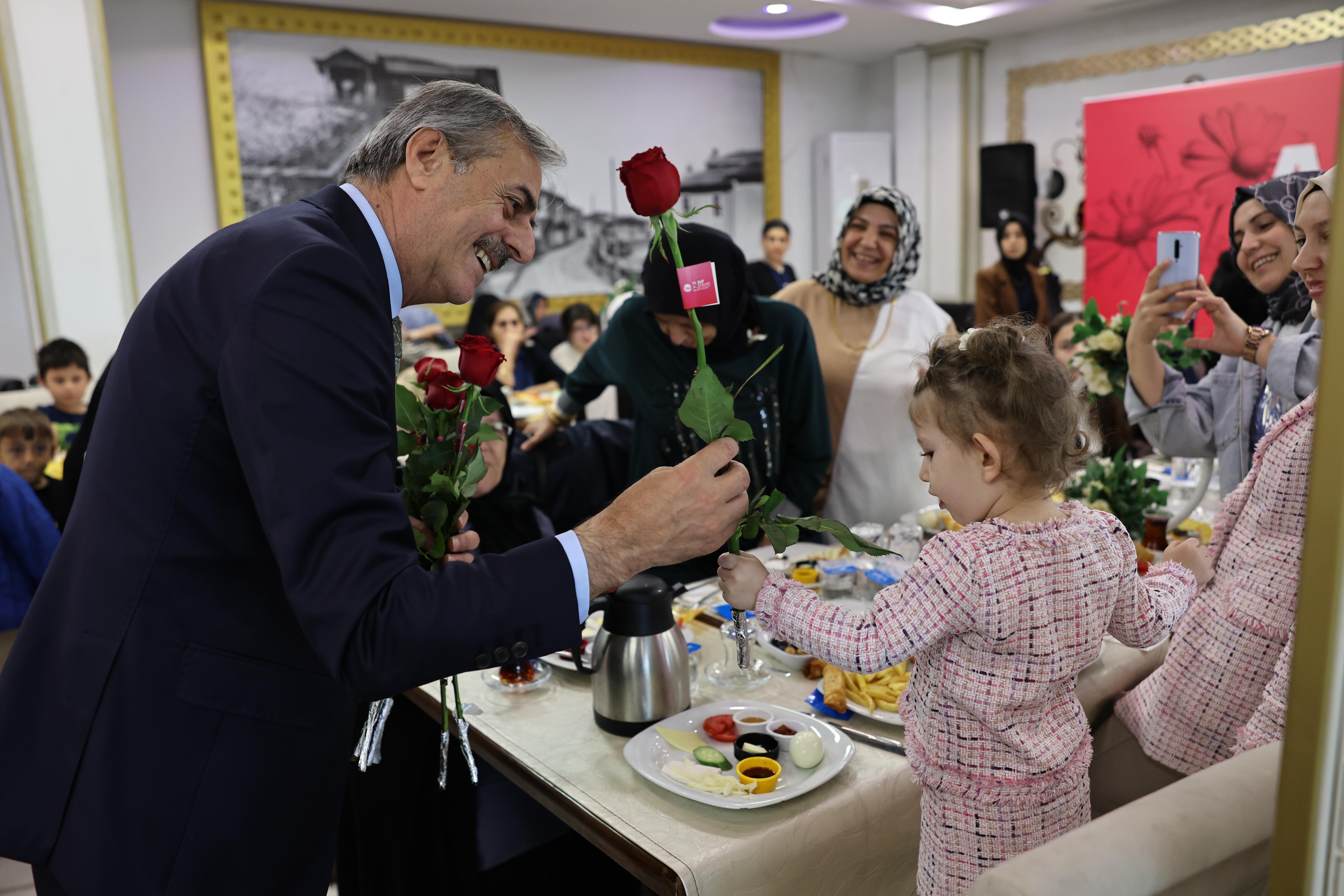 “Merhametin ve fedakârlığın adı annelerimize bir ömür adasak az gelir”