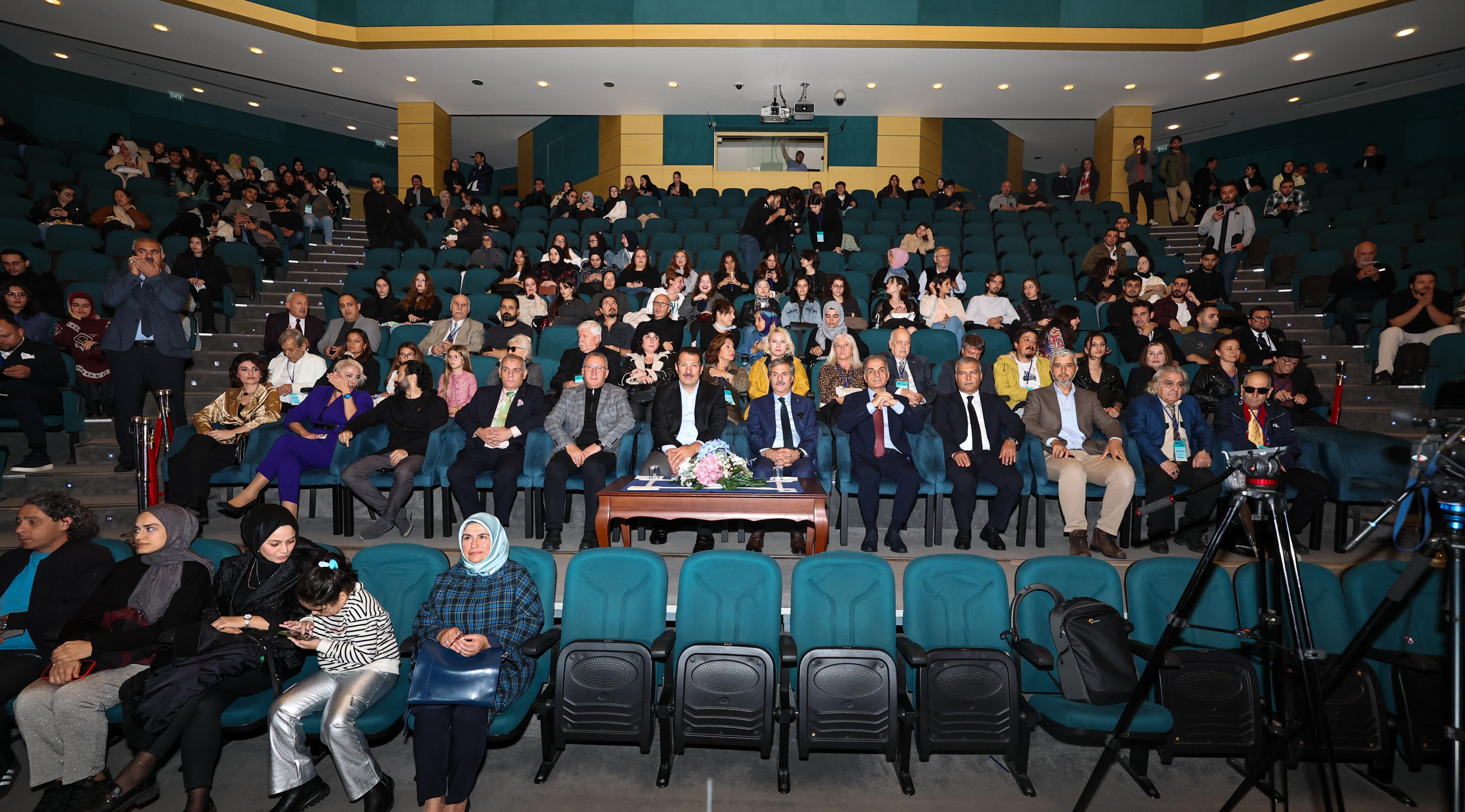 “Sanat toplumların ve şehirlerin gelişimine katkı sağlayan önemli başlıklardan biridir”