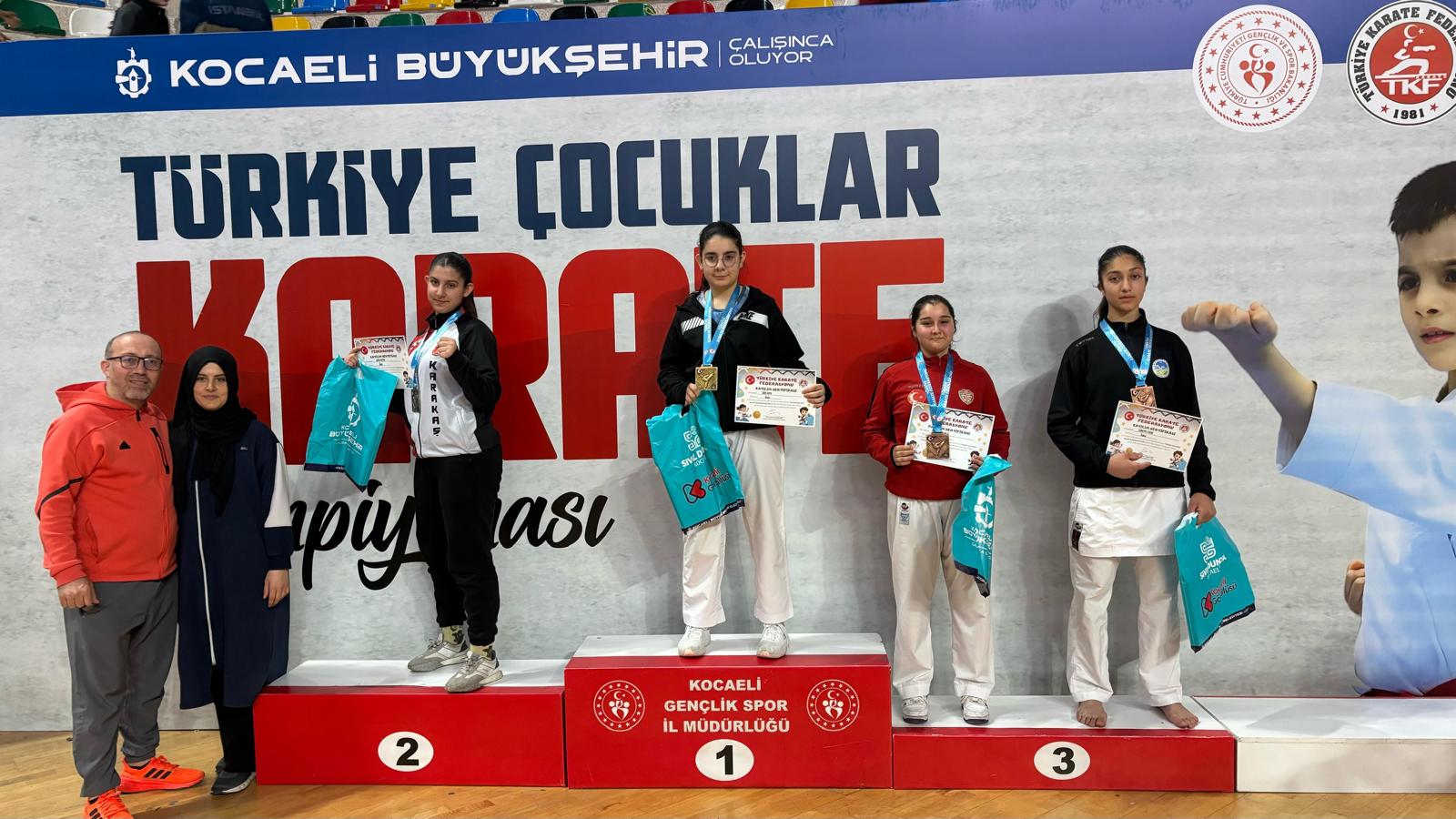 Büyükşehir’den minderde çifte zafer: Betül ve Sümeyye fırtına gibi esti 