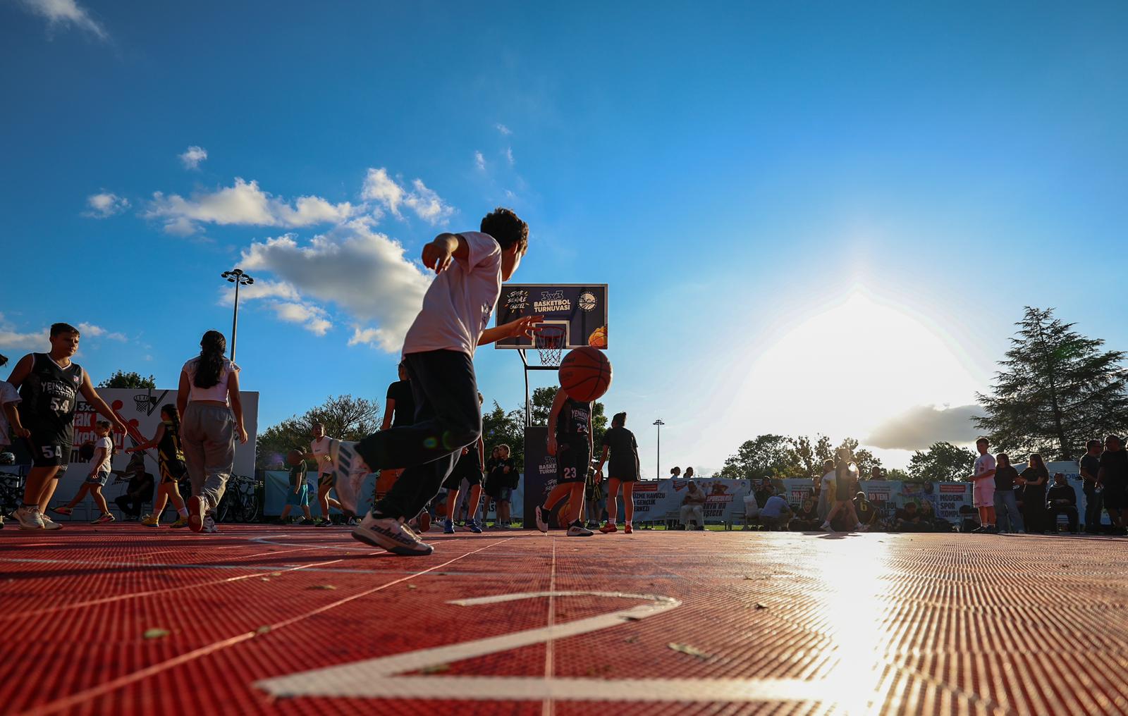 Sokakta basketbol şöleni: Tribünler doldu, heyecan zirve yaptı