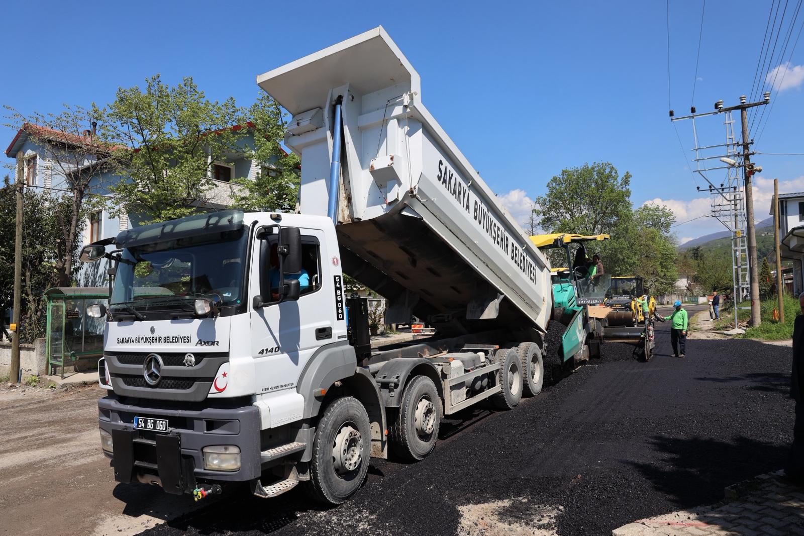 Büyükşehir asfalt sezonunu Akyazı’da açtı: 3 mahalleyi kapsayan 8 kilometrelik yol sıcak asfaltta buluşuyor