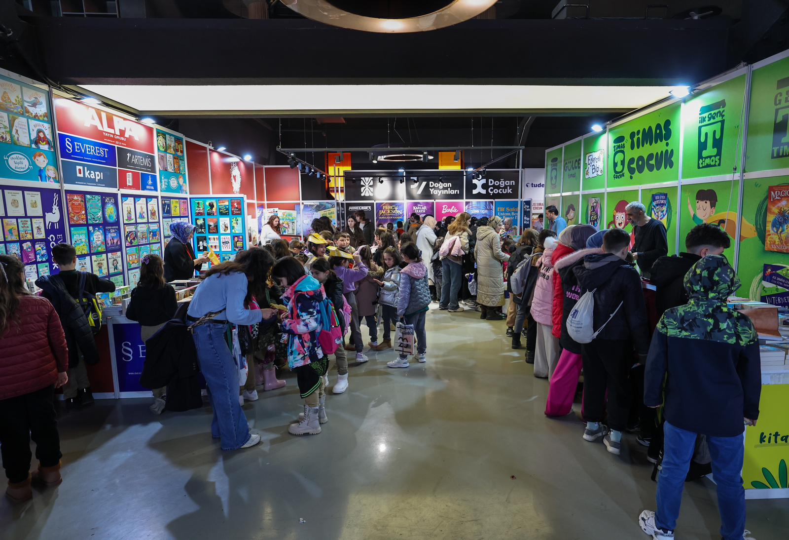 Sakarya'da çocukların 'ufkuna' ışık olacak edebiyat fuarı başladı: İlk günden binlerce misafir akın etti...