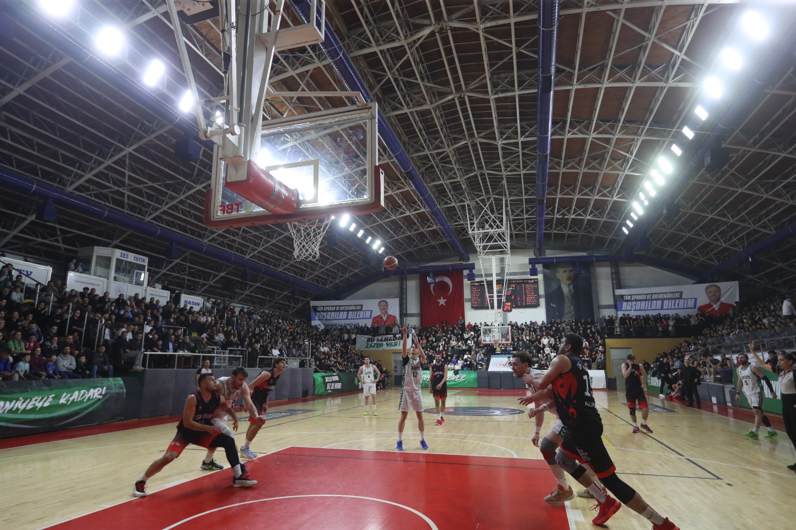 Büyükşehir Basketbol’dan taraftarı önünde net galibiyet: 86-66