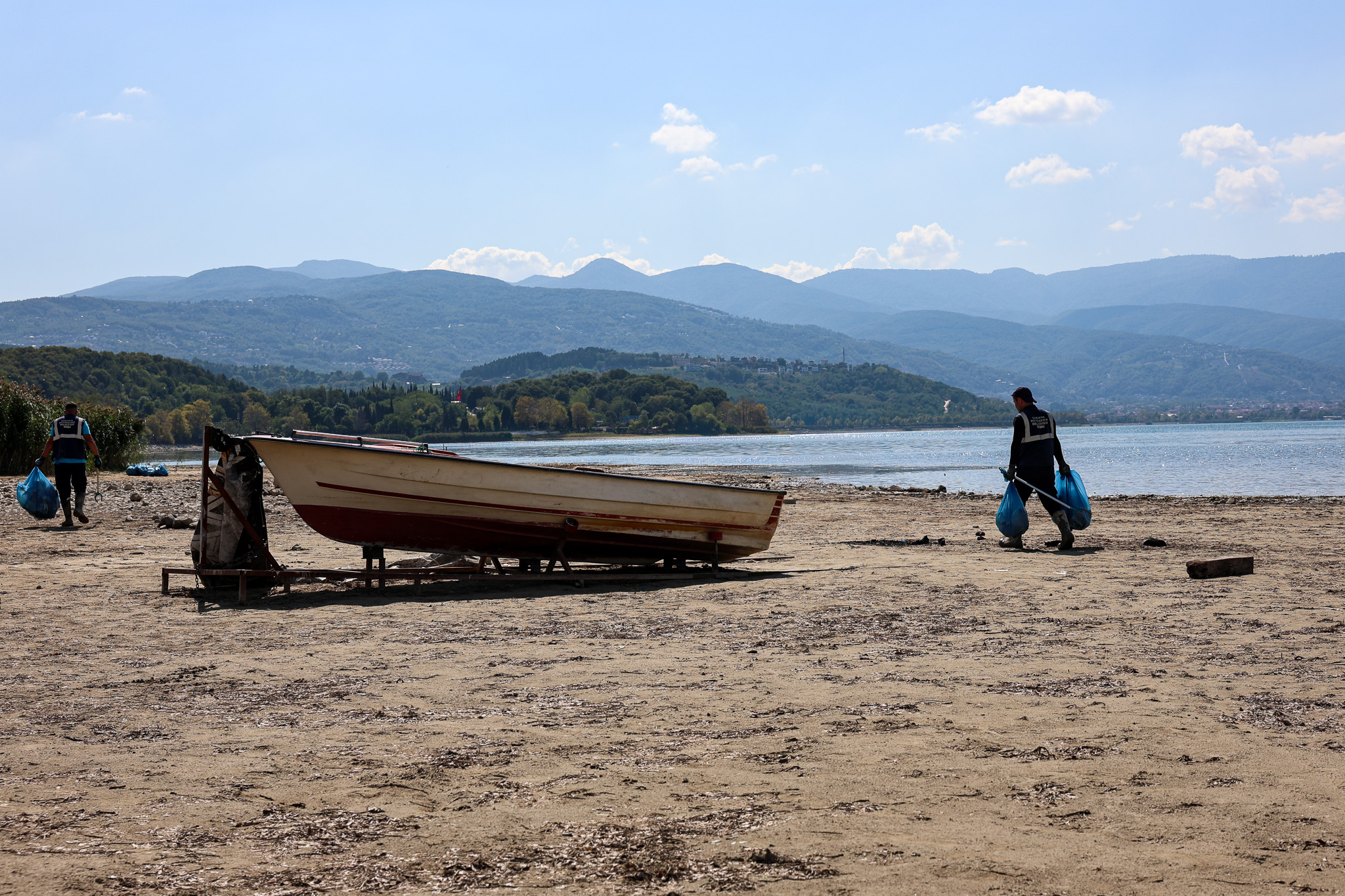 Sapanca Gölü çevresinden 2 ton çöp toplandı