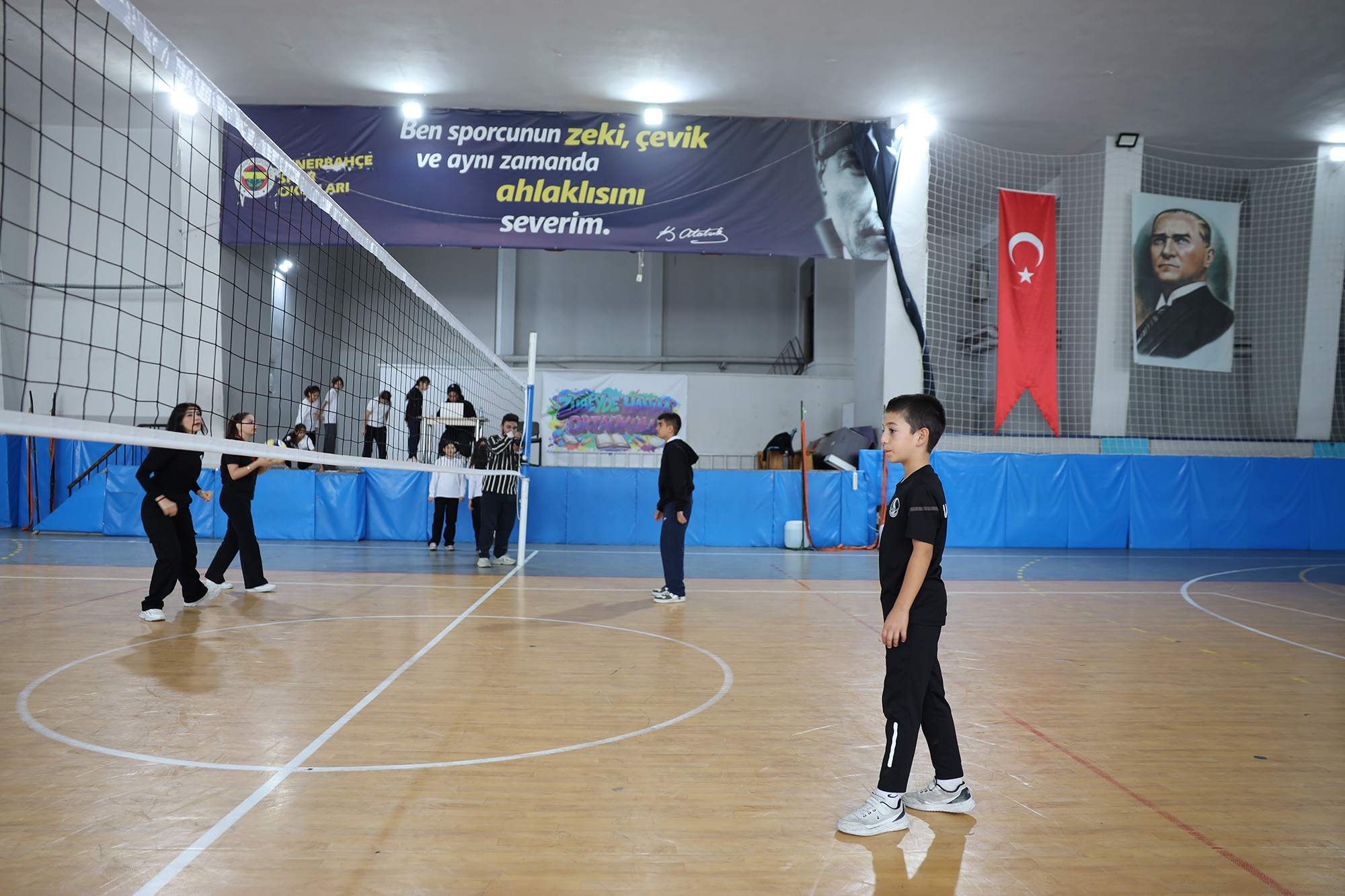 Büyükşehir, geleceğin voleybolcularını yetenek taramalarıyla keşfediyor