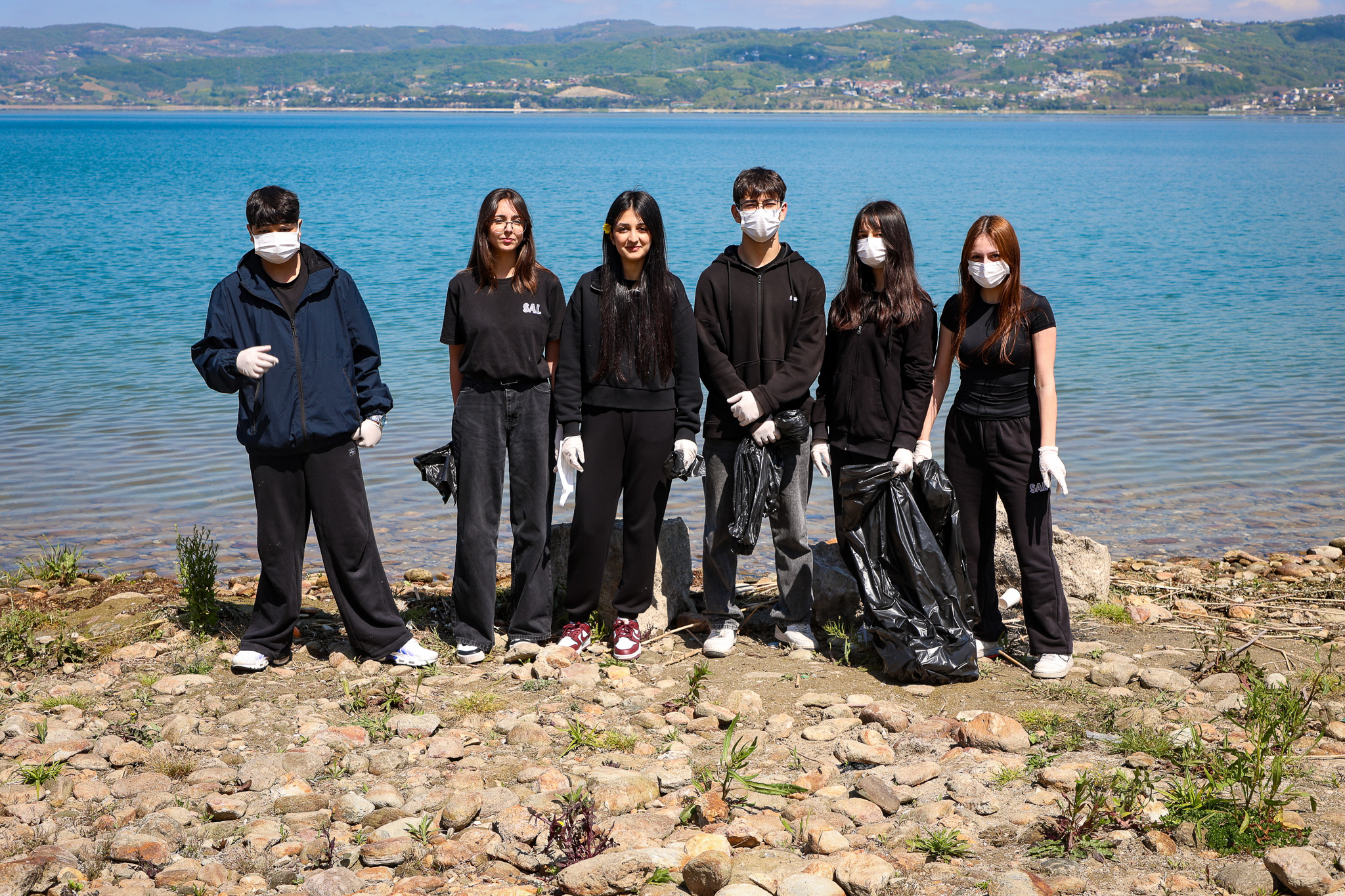 Göl havzasına bırakılan atıklar gönüllü öğrencilerin desteğiyle temizlendi