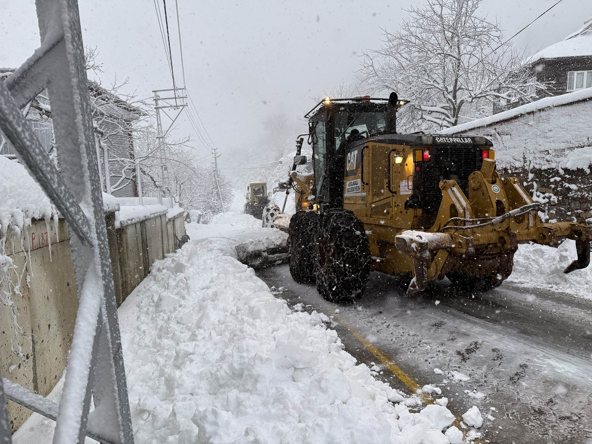 Büyükşehir’in kar mesaisi sonuç verdi: 6 grup yolu ulaşıma açıldı