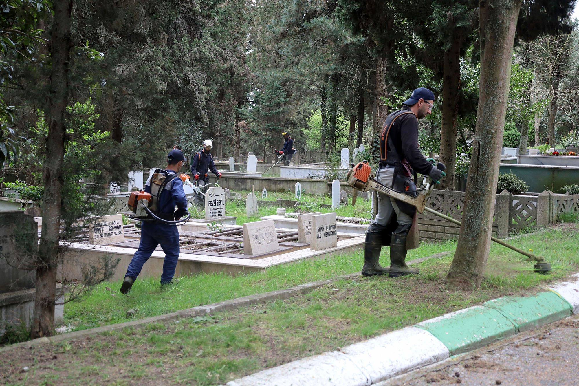 Büyükşehir’den hummalı bayram mesaisi: Mezarlıklar tek tek hazırlanıyor