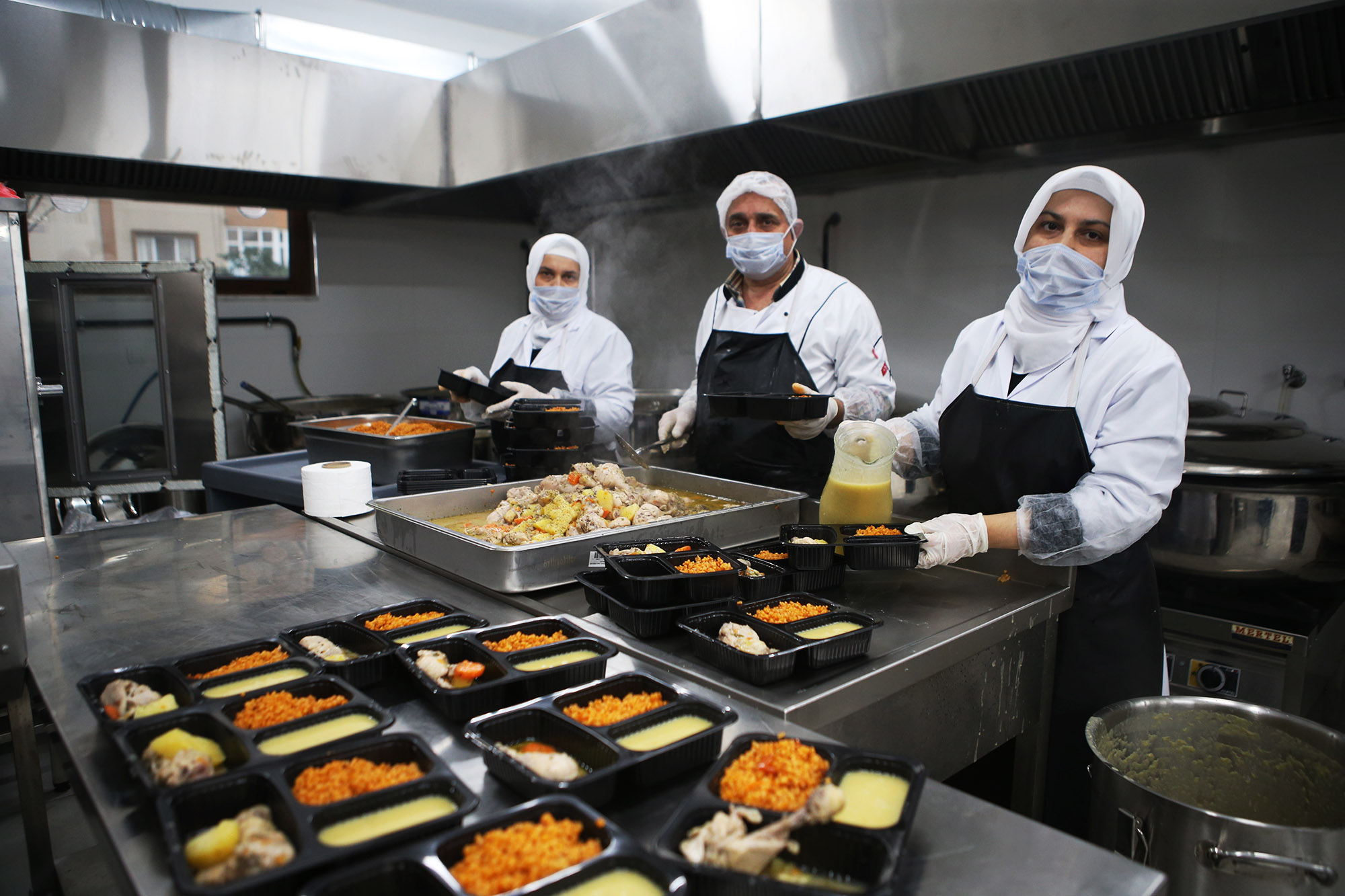 Ramazan’da sıcak yemek kapılarında: Kimsesizlerin kimsesi Büyükşehir