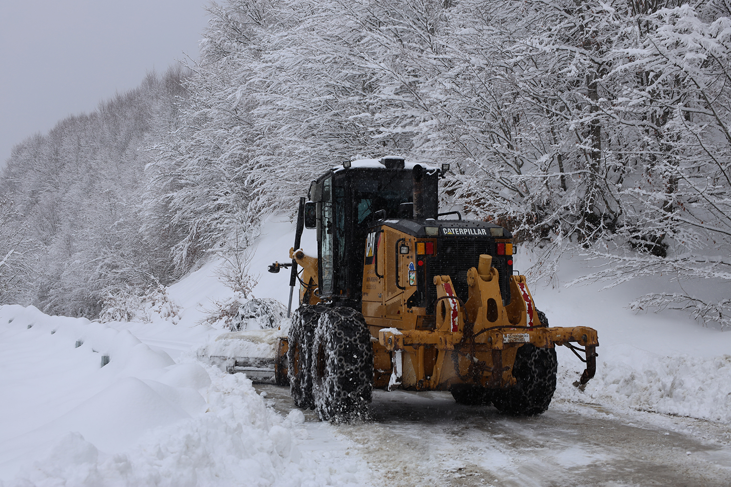 Büyükşehir 24 saat kar mesaisinde: 17 grup yolundan 10’u ulaşıma açıldı