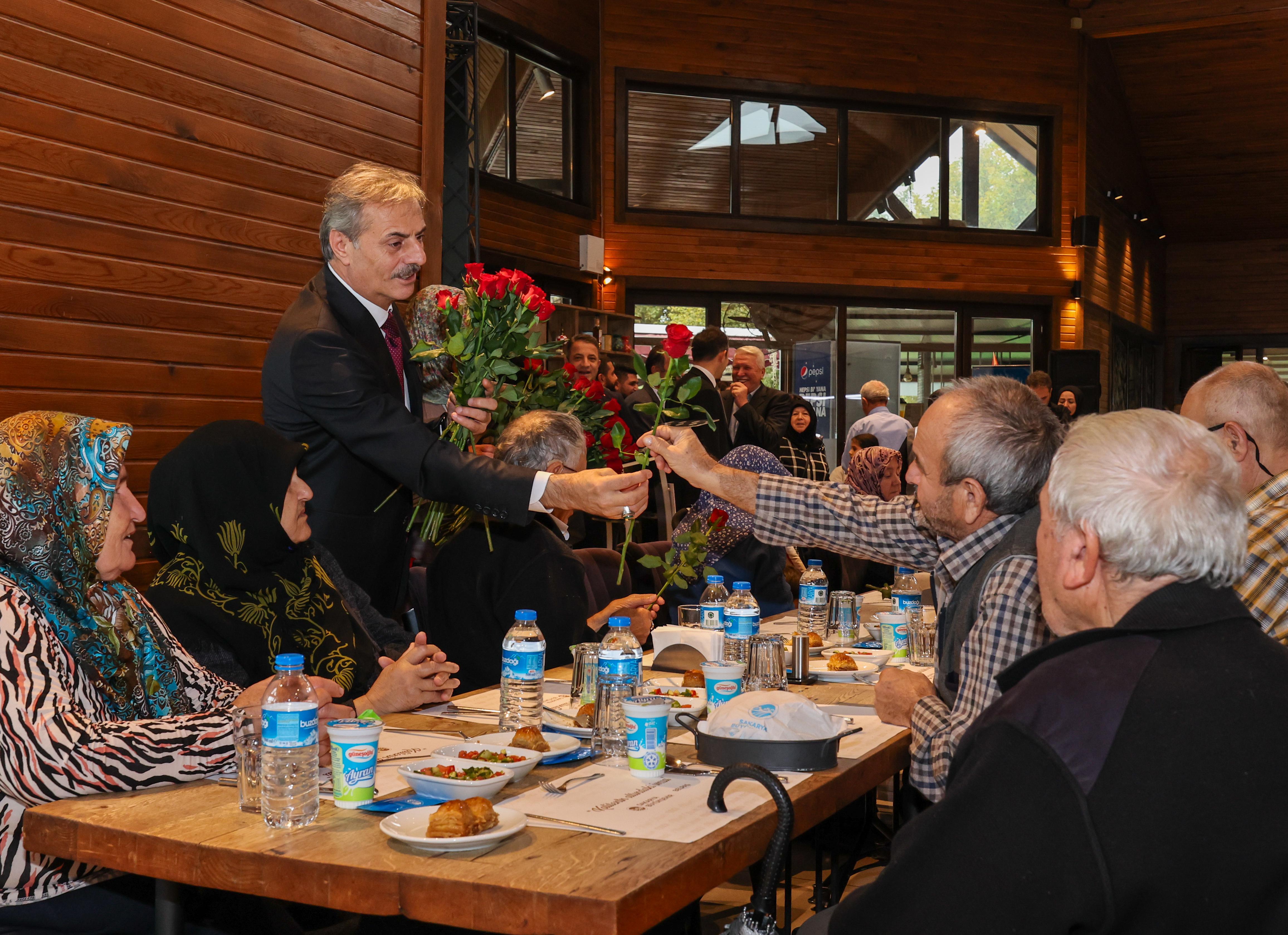 Yusuf Alemdar eli öpülesi büyüklerle kucaklaştı: “Sizlere hürmeti geleceğe miras bırakacağız”