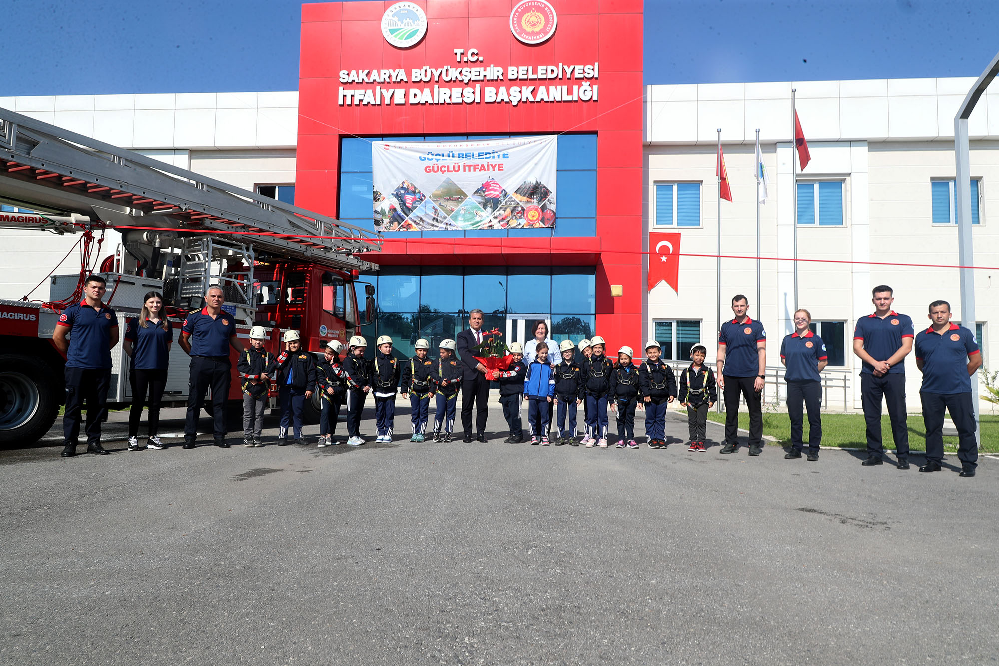 Minik itfaiyecilerin ateşle mücadelesi: Günün kahramanları minikler oldu