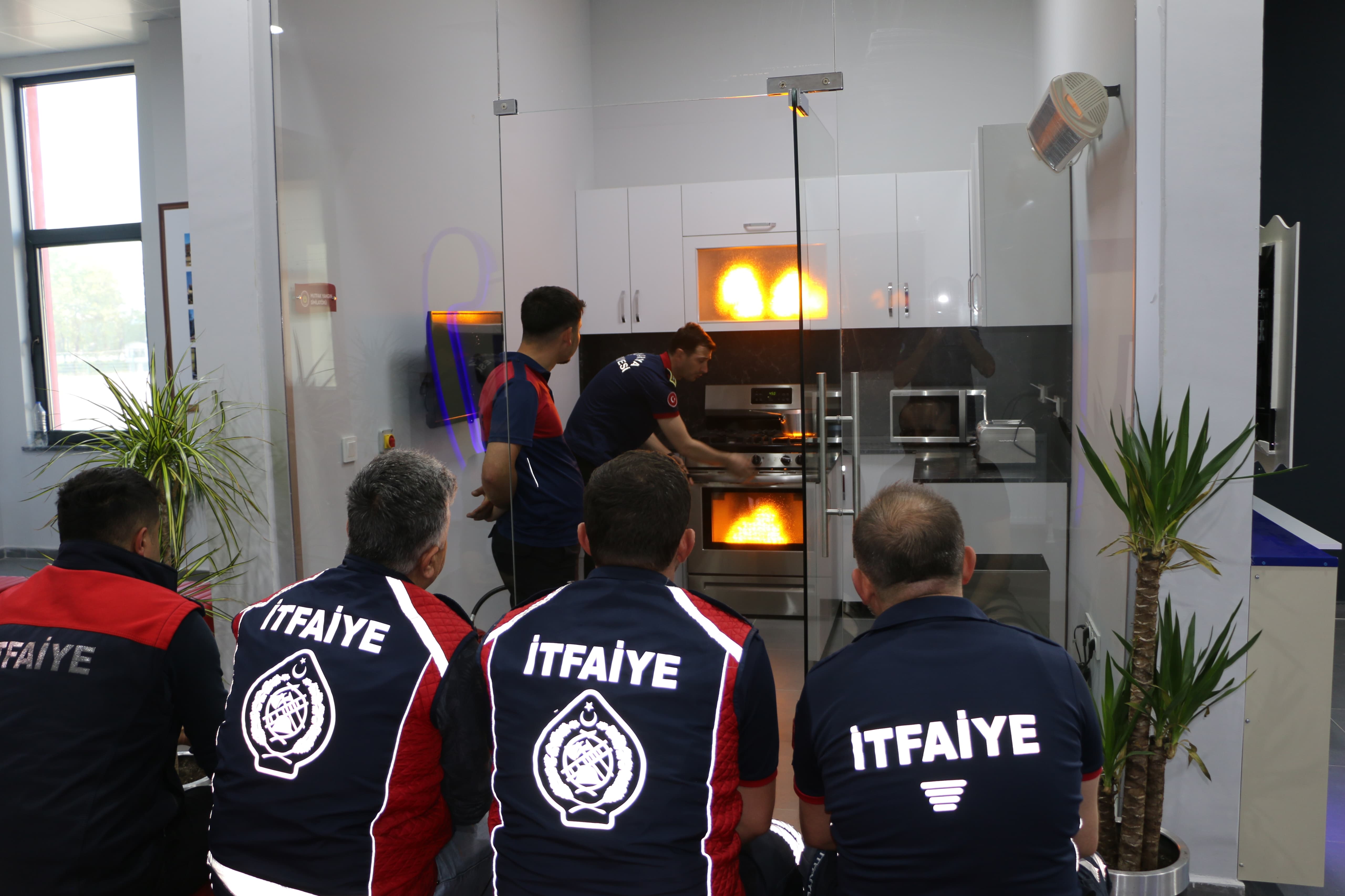 Büyükşehir itfaiyesi eğitimlerle farklı şehirlerin adresi oluyor
