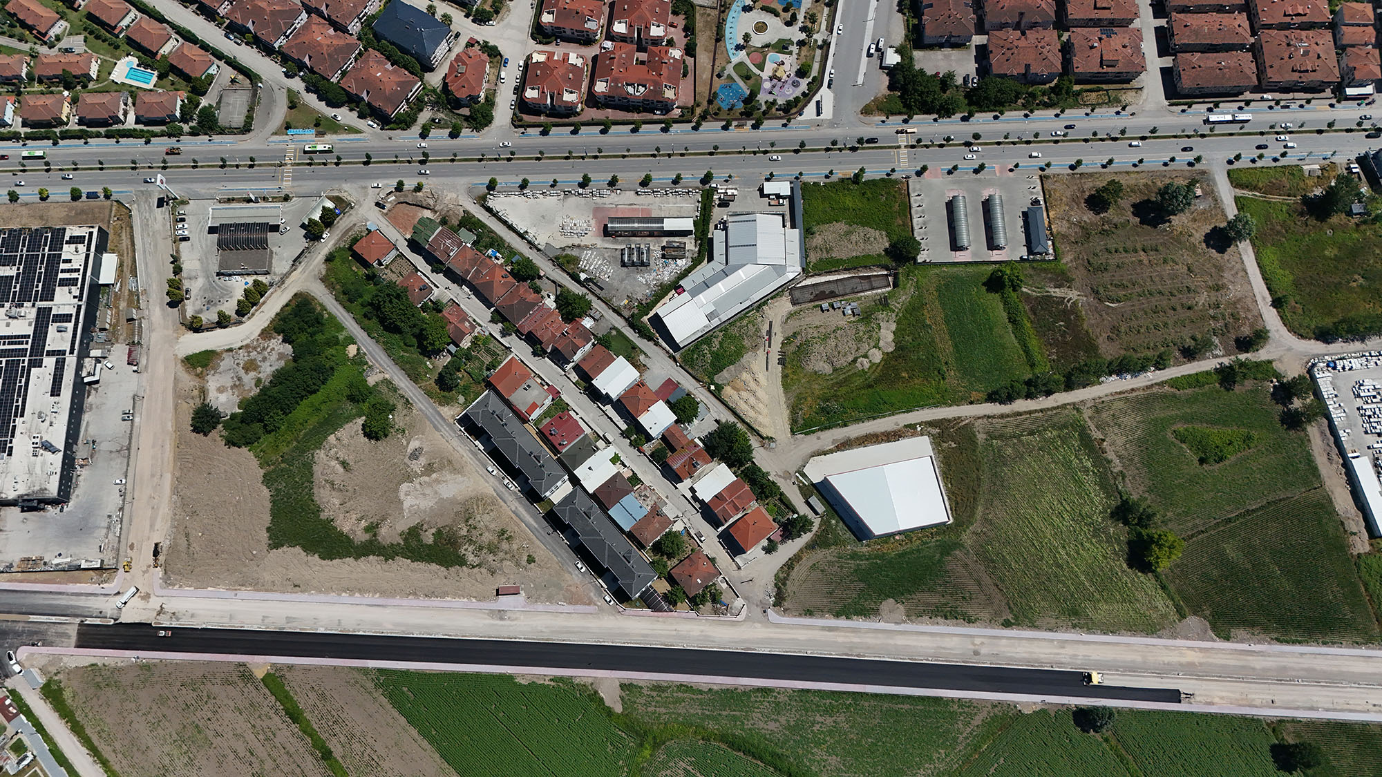 Büyükşehir Yazlık Kavşağı’nın trafik yükünü alacak duble yolda asfalt çalışmasına başladı