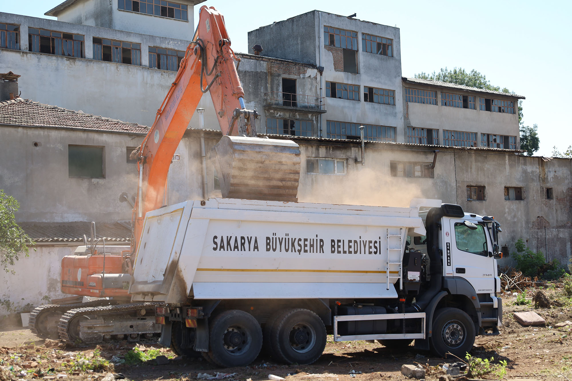 Büyükşehir Sakarya’nın merkez aksını bağlayacak çalışma için ilk kazmayı vurdu