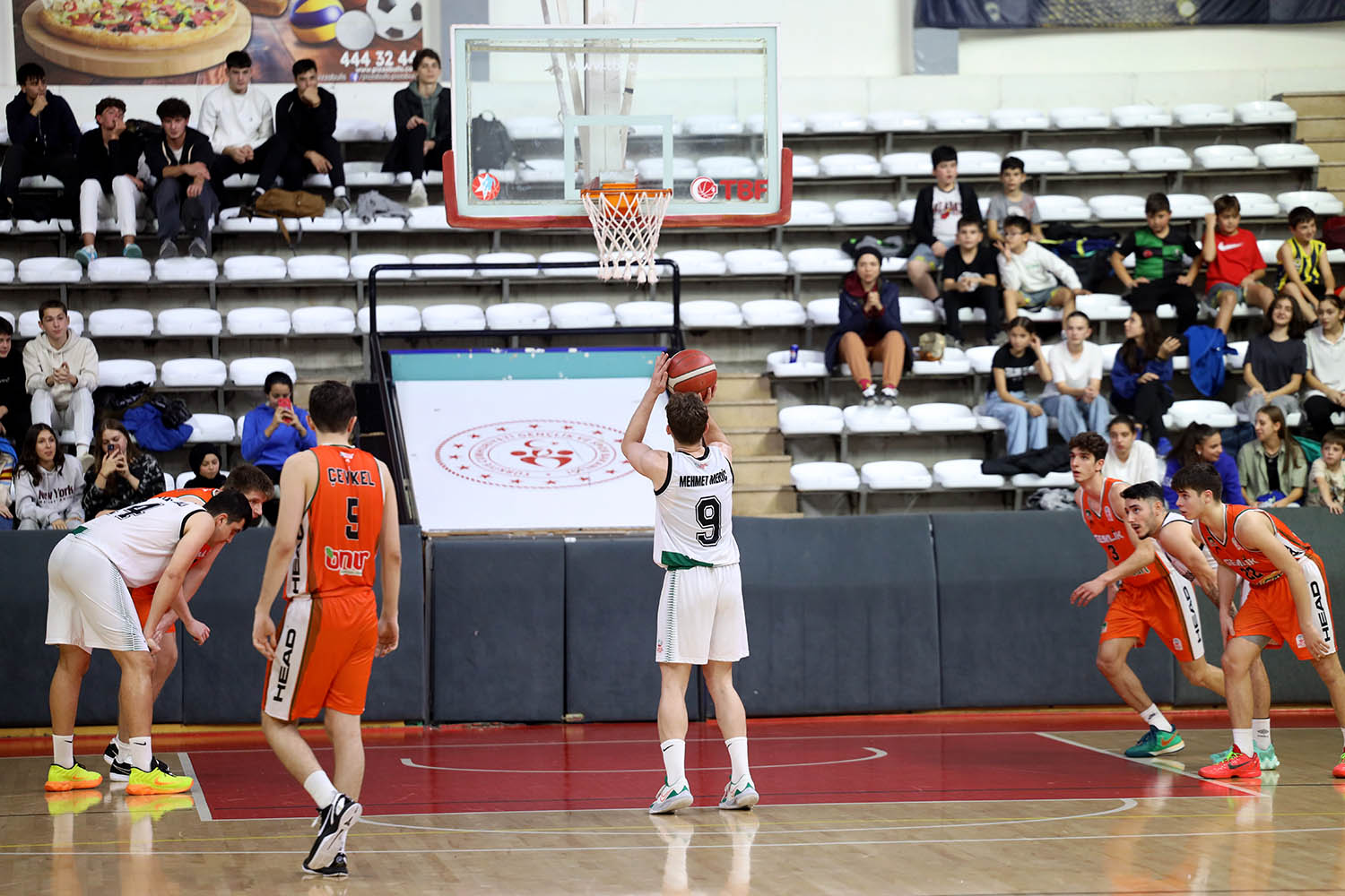 Son saniye basketiyle sezonun ilk galibiyeti geldi: 76-75