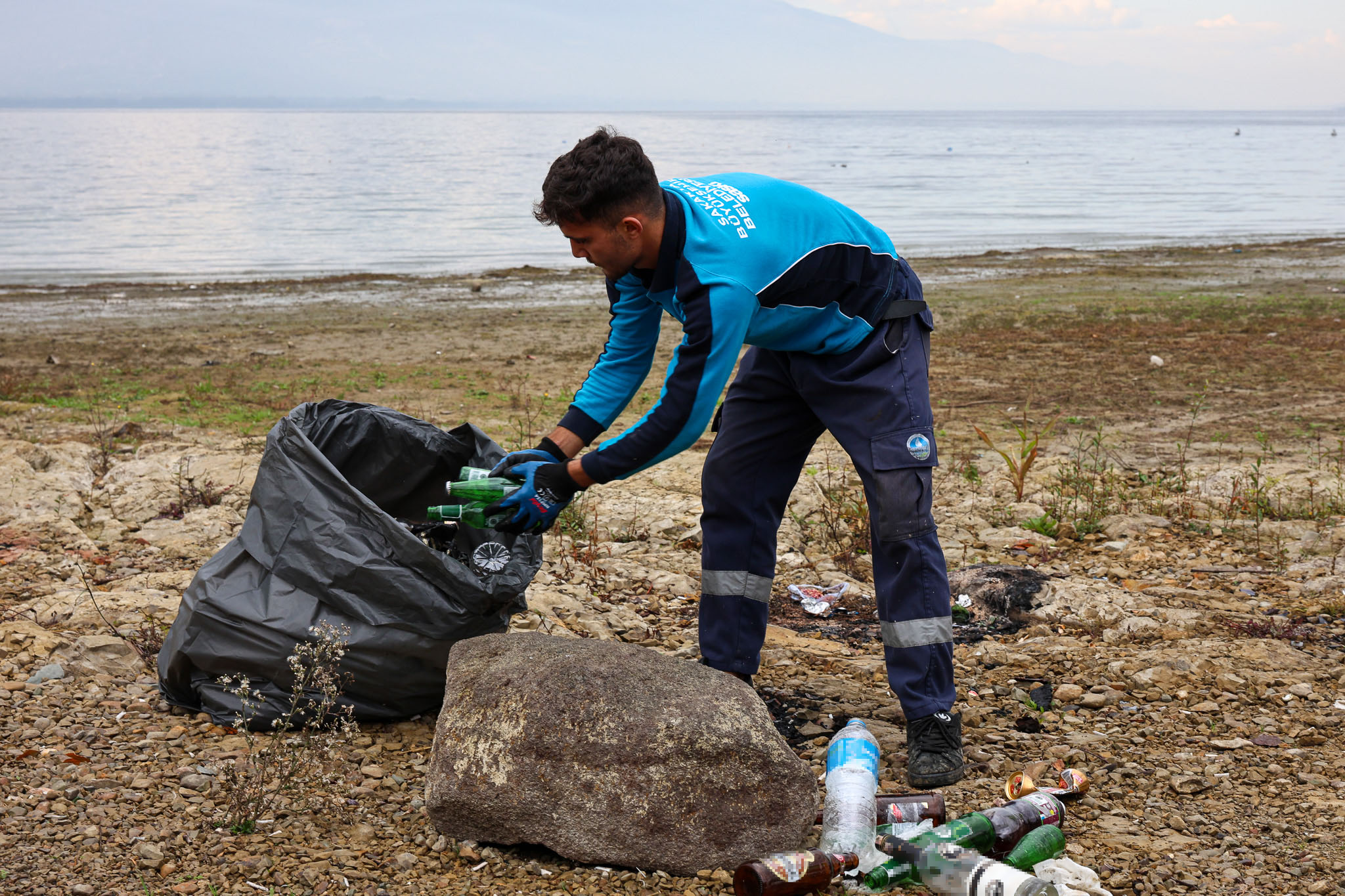 Sapanca Gölü kıyılarında ekosistemi koruyan temizlik çalışması sürüyor