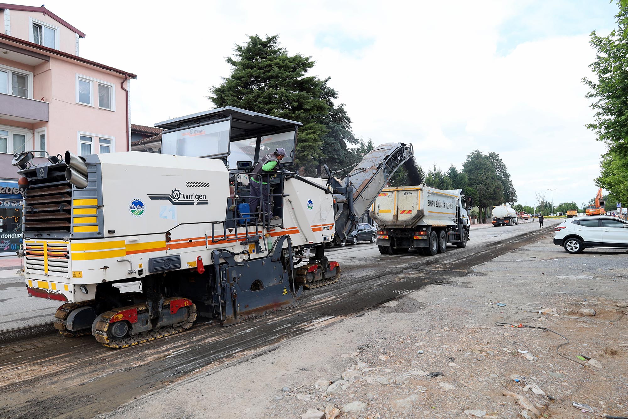 Büyükşehir Şehit Mehmet Karabaşoğlu Caddesi’nde üstyapı çalışmalarına başladı