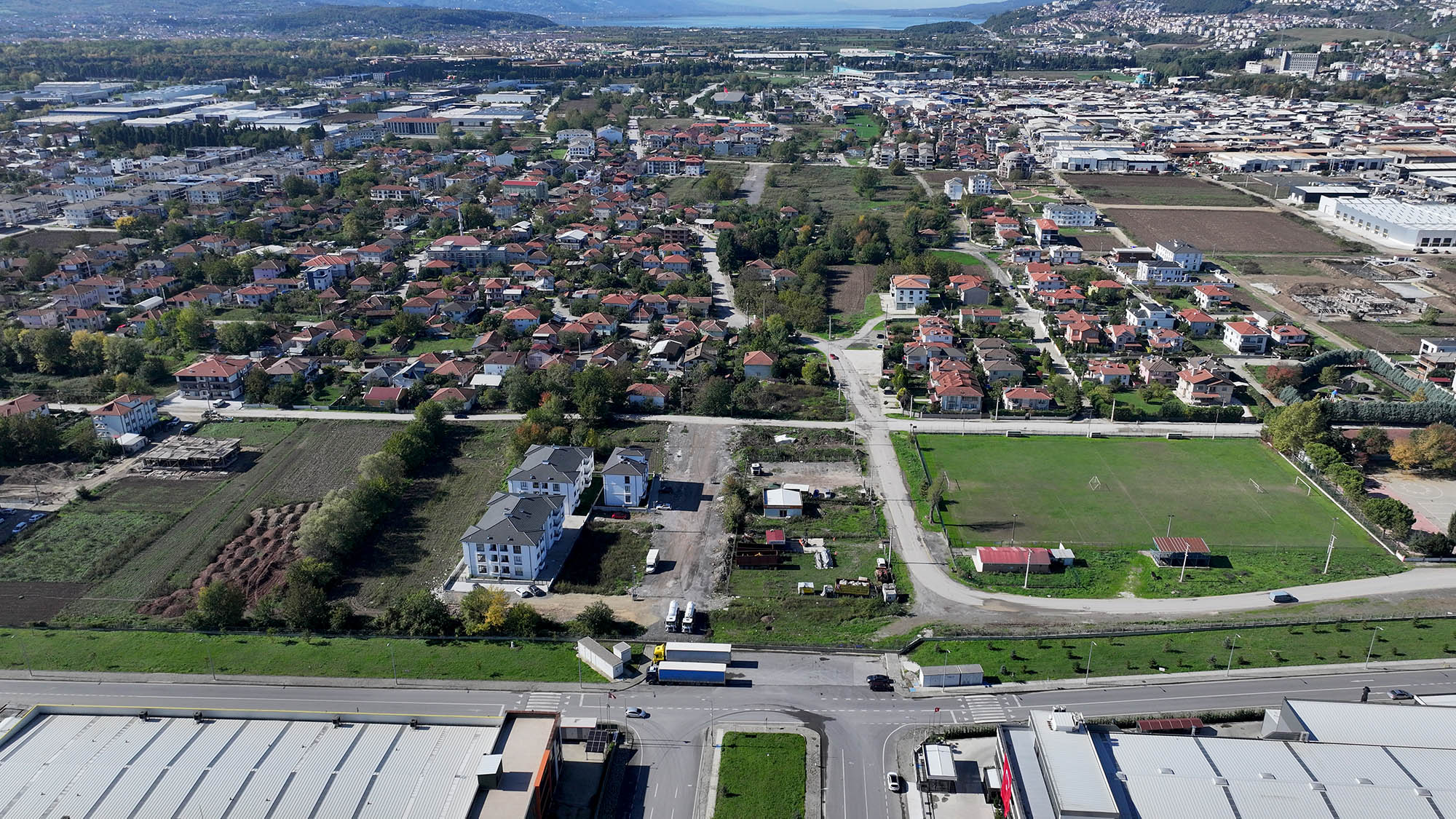 Yeni caddeler ve bağlantı yolları ile şehrimizin ulaşımına güç katıyoruz 