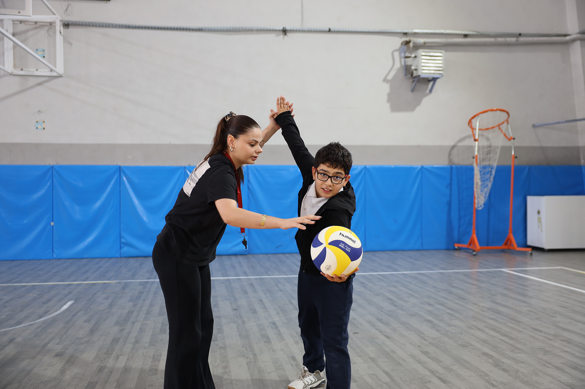 Büyükşehir, geleceğin voleybolcularını yetenek taramalarıyla keşfediyor