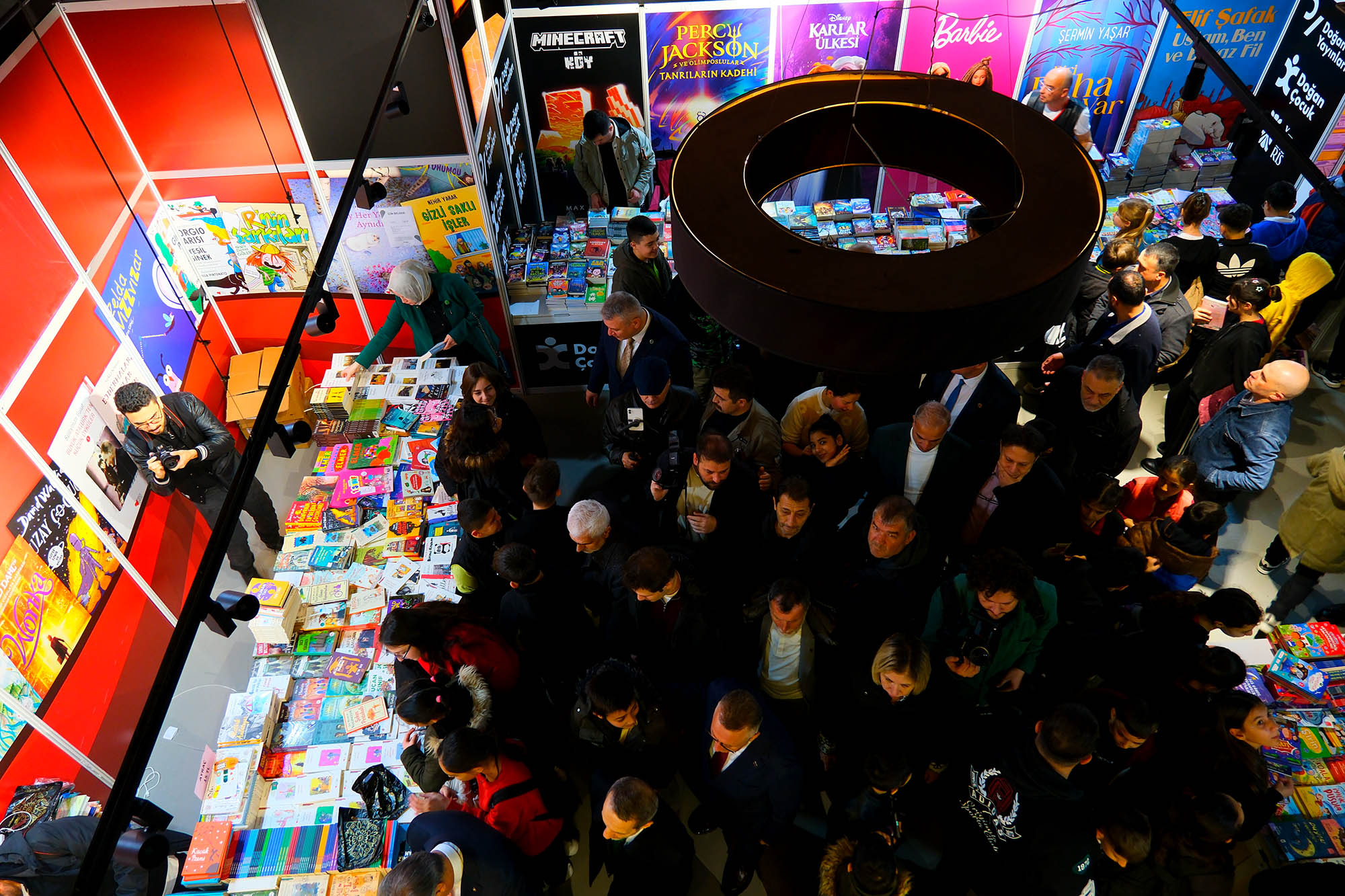 Sakarya'da çocukların 'ufkuna' ışık olacak edebiyat fuarı başladı: İlk günden binlerce misafir akın etti...