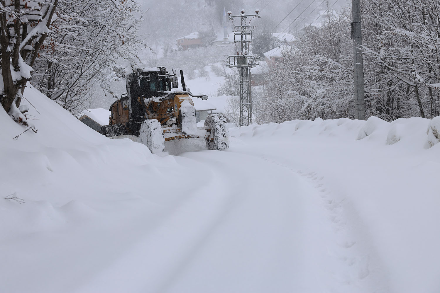 Büyükşehir 24 saat kar mesaisinde: 17 grup yolundan 10’u ulaşıma açıldı