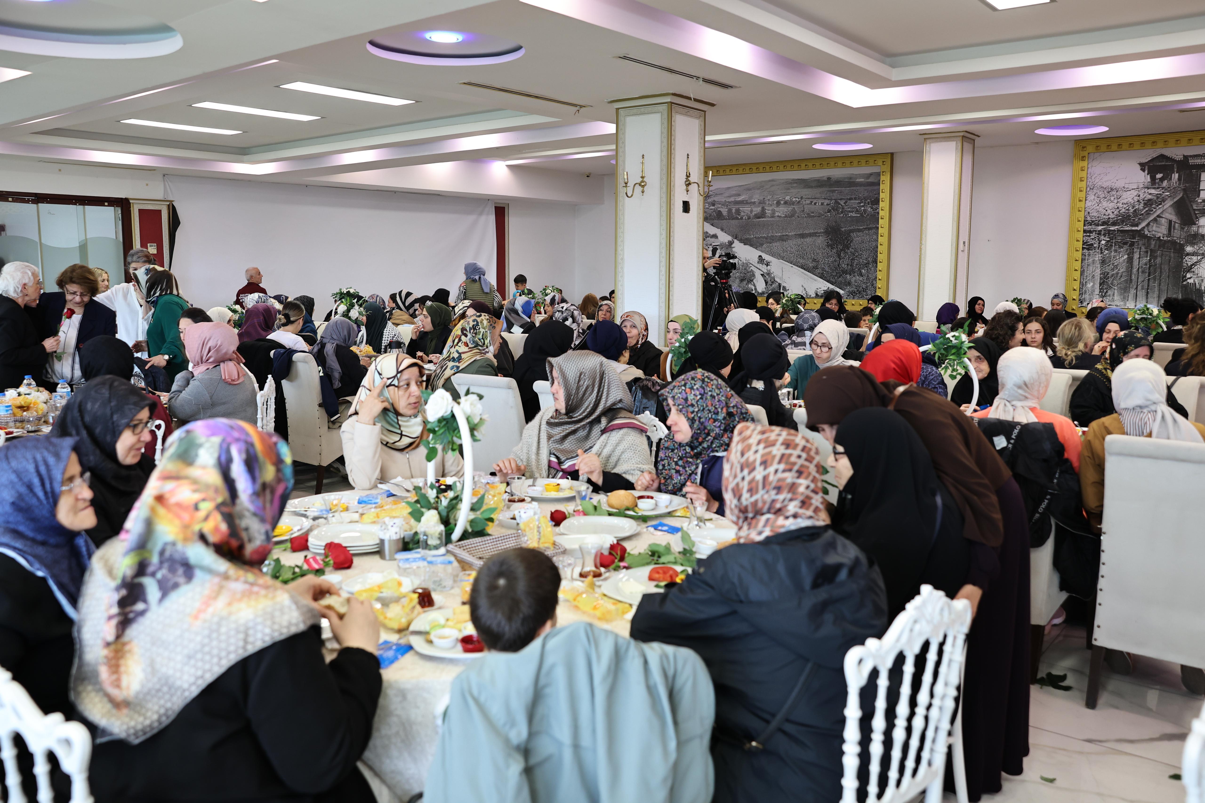 “Merhametin ve fedakârlığın adı annelerimize bir ömür adasak az gelir”