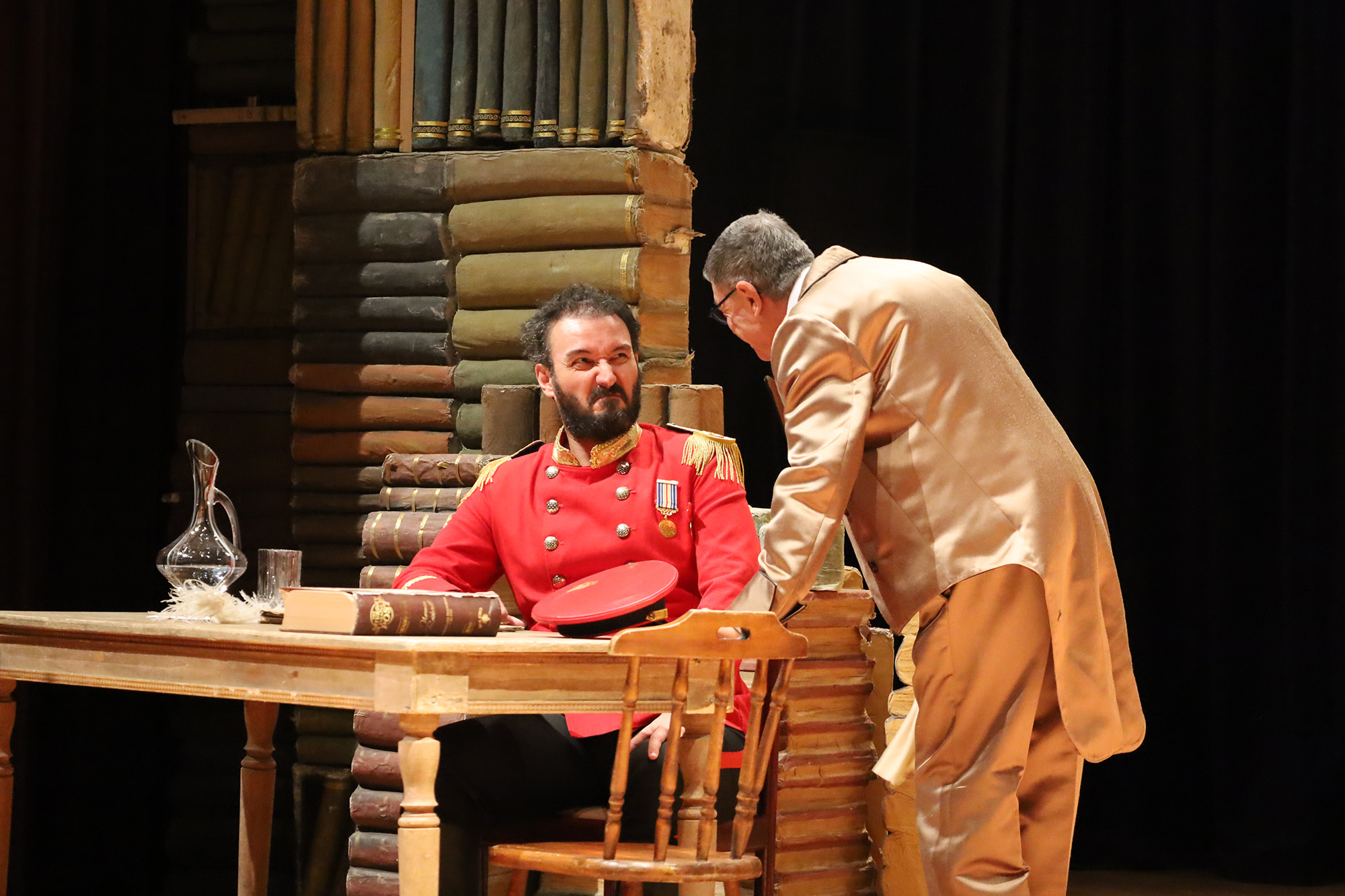 Usta oyuncular sahnedeydi: Çehov Kabare’ye yoğun ilgi