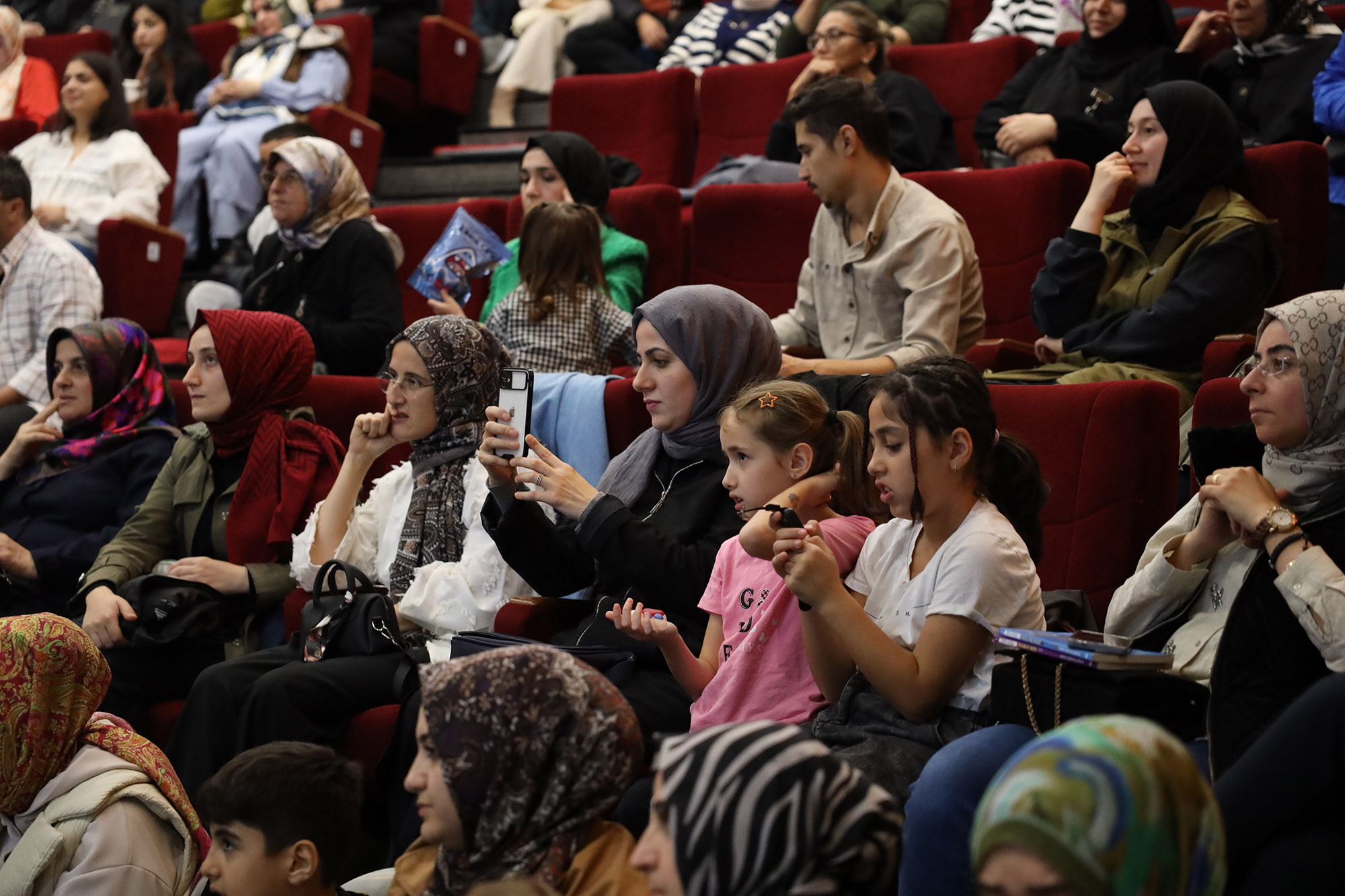 “Çocuklarınıza pahalı hediyeler değil, sevgi dolu anlar verin”