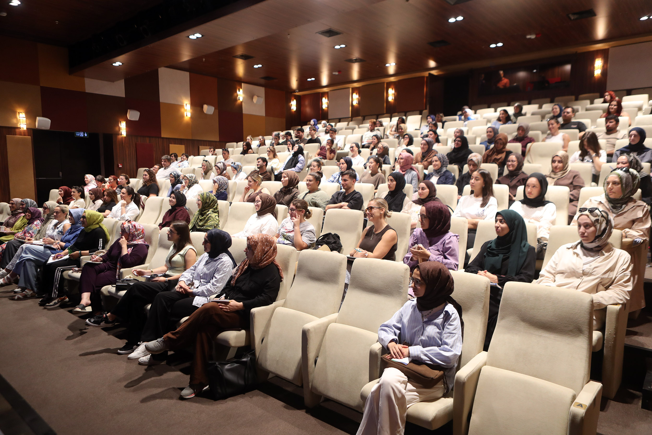 Büyükşehir’in KPSS adayları için destek programı AKM’de başladı