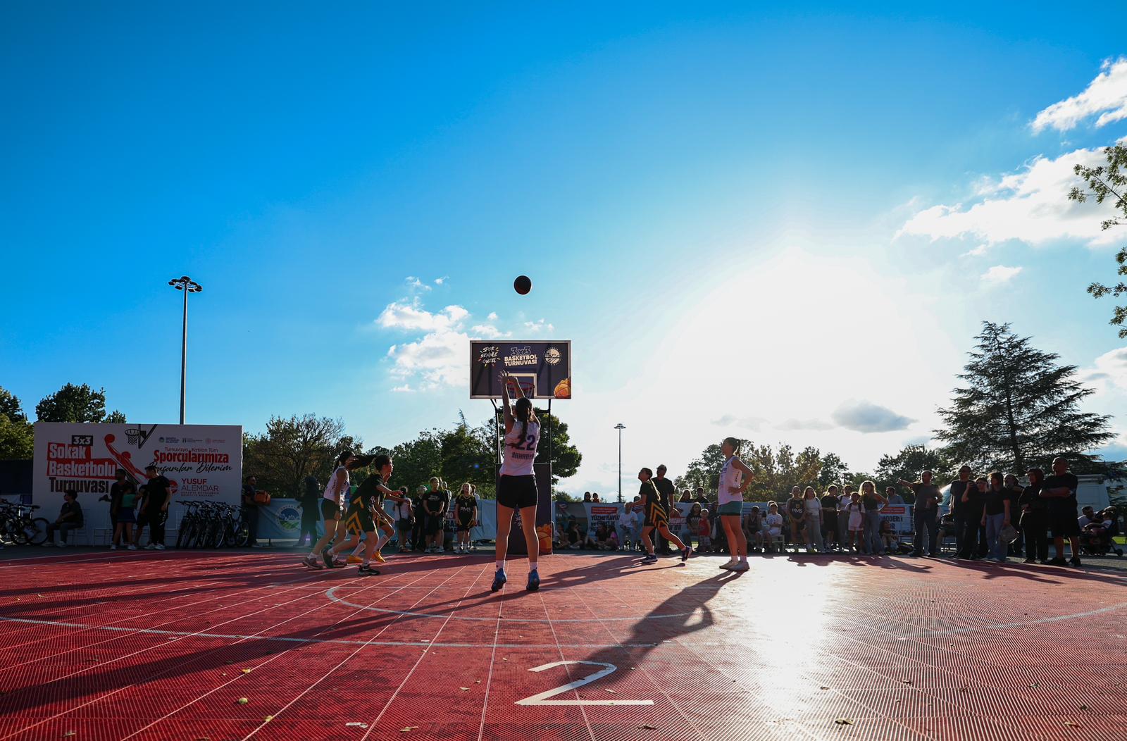 Sokakta basketbol şöleni: Tribünler doldu, heyecan zirve yaptı