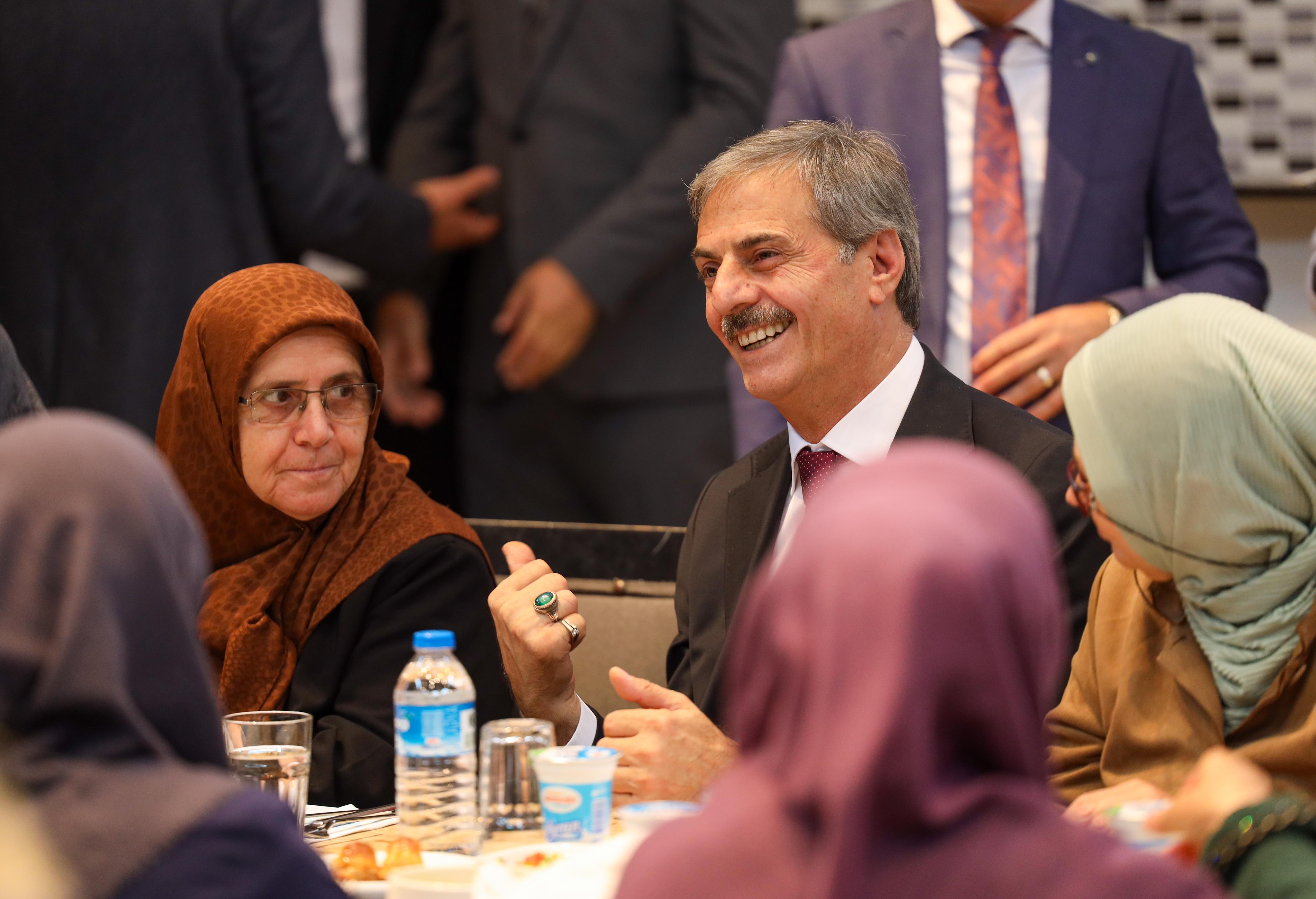 Yusuf Alemdar eli öpülesi büyüklerle kucaklaştı: “Sizlere hürmeti geleceğe miras bırakacağız”