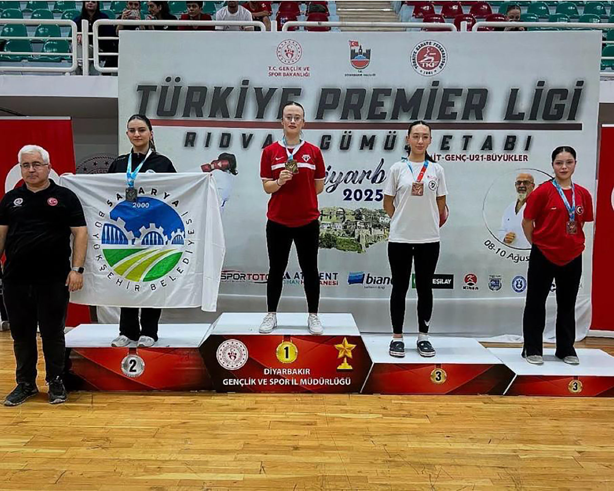 Büyükşehir’in başarılı sporcuları Diyarbakır’da kürsüye çıktı