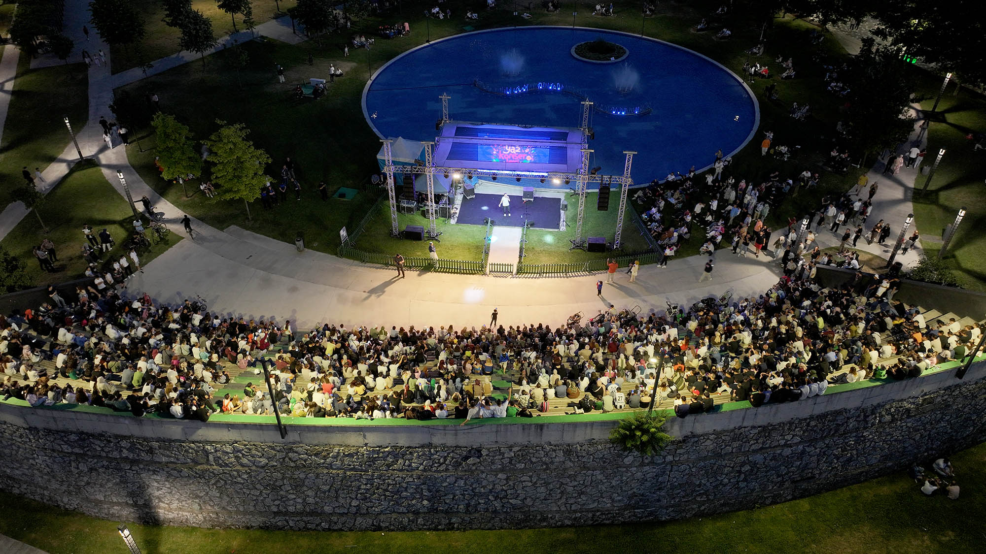 Büyükşehir’in ‘Yaz Seninle Güzel’ konser rüzgarında Emir Şamur coşkusu