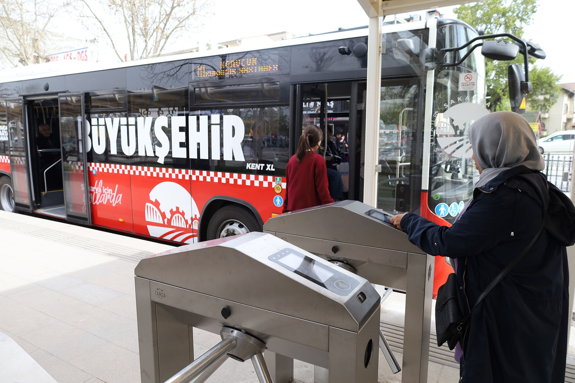 Metrobüs ücretli sistemin ilk gününde de ‘en çok tercih edilen’ oldu
