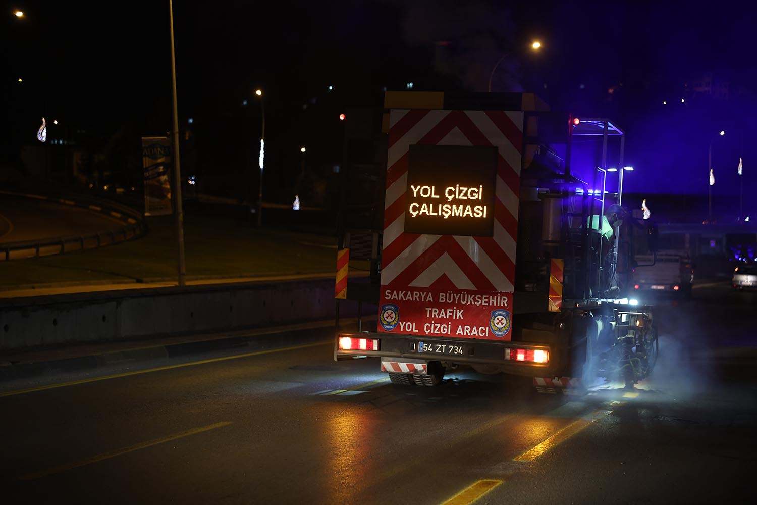 Büyükşehir şehrin yollarını tablo gibi işliyor: Ekipler Orhan Gazi’de gece boyu çalıştı