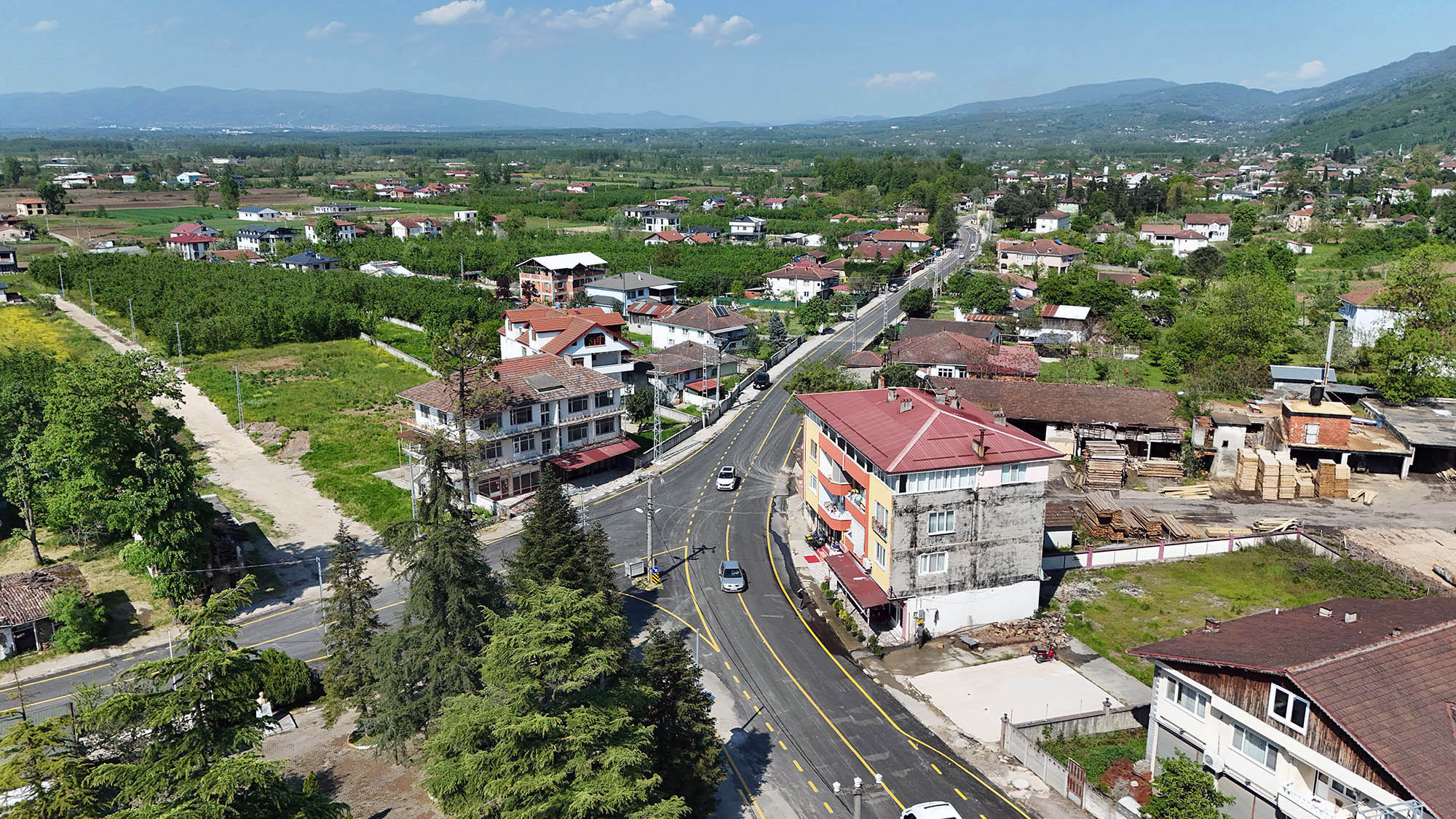 Akyazı’nın 3 mahallesi sıcak asfaltta buluştu: 8 kilometrelik güzergah sil baştan yenilendi