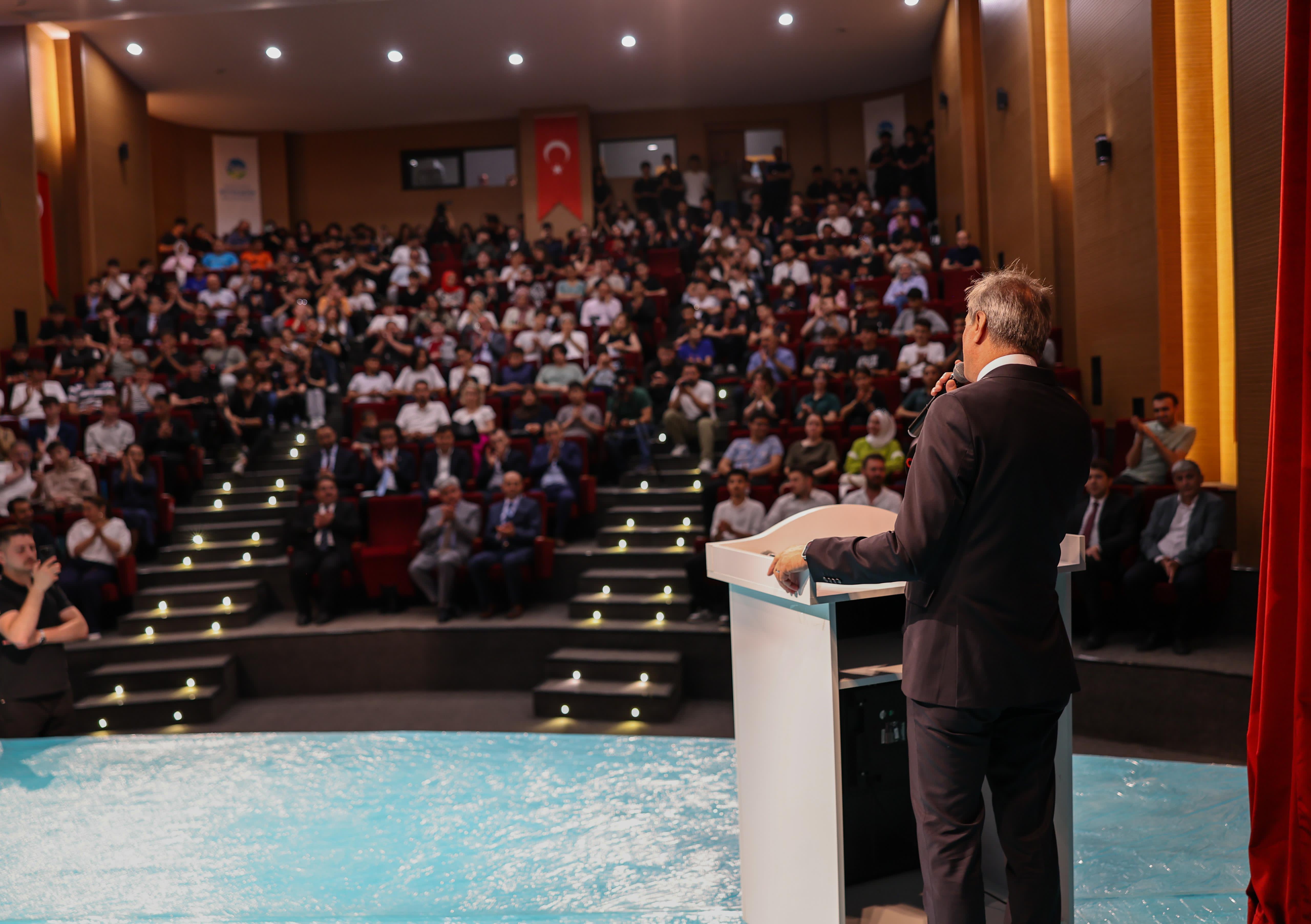 “Takip eden değil, tasarlayan, üreten, yön veren bir gençliğimiz var”