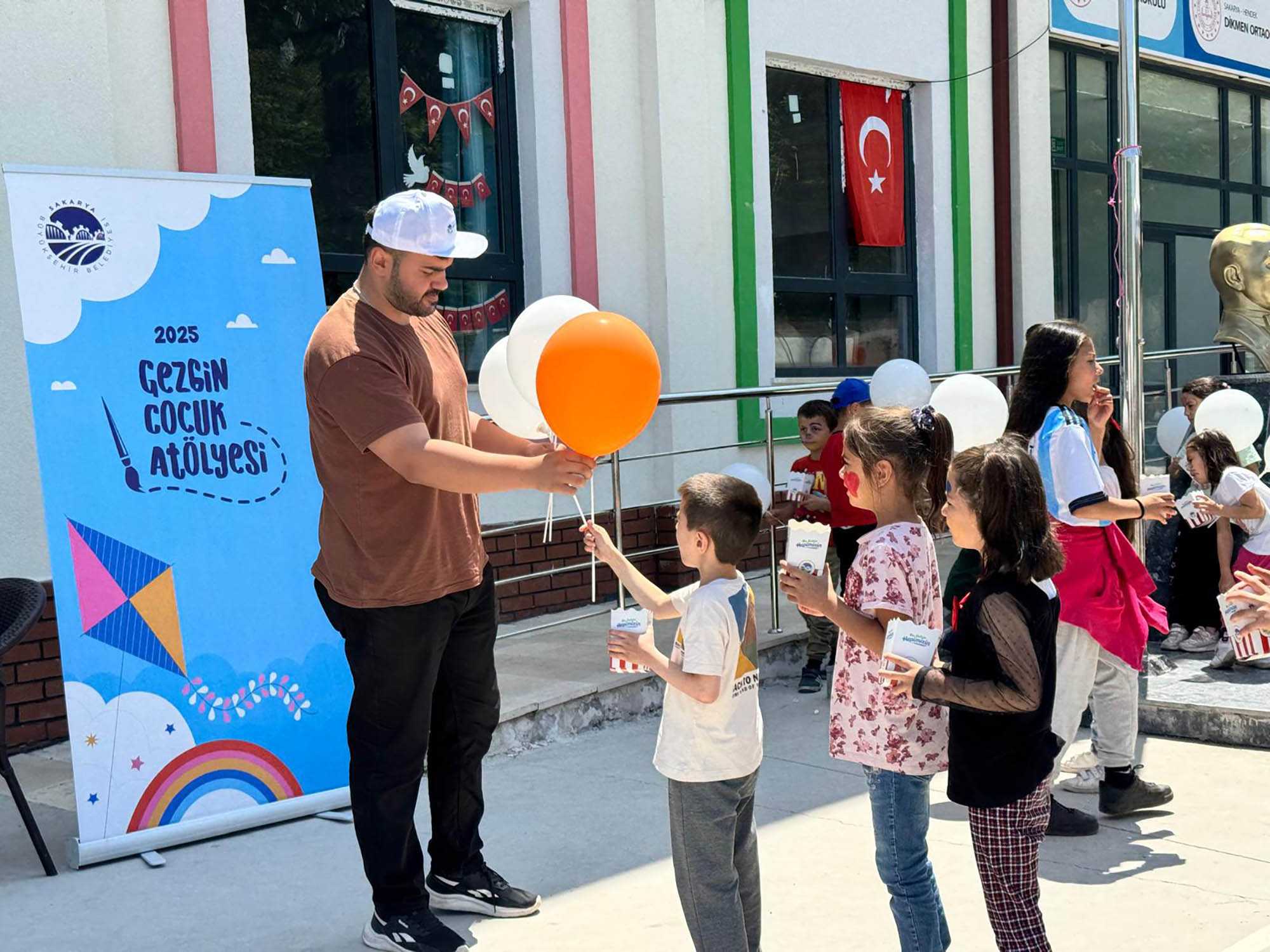 Büyükşehir’in tebessüm ekibi 5 farklı ilçede miniklere neşe götürdü: Hem eğlence hem sürpriz hediyeler…