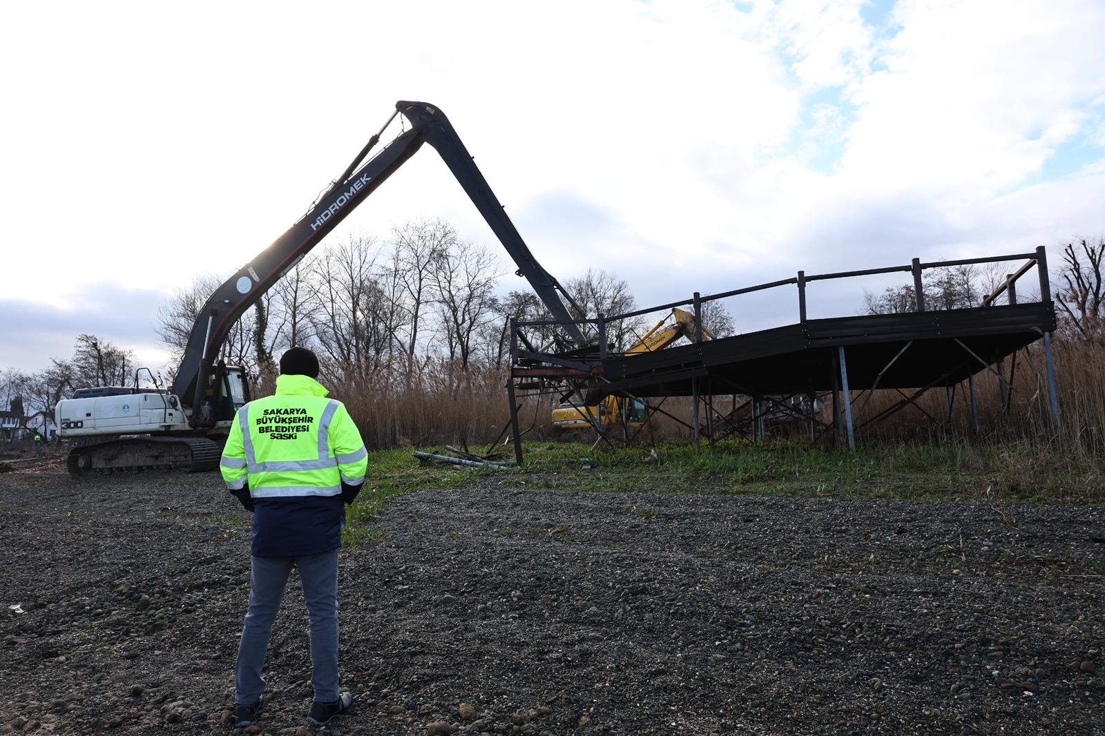 Sapanca Gölü kıyılarındaki kaçak yapılar kaldırılıyor