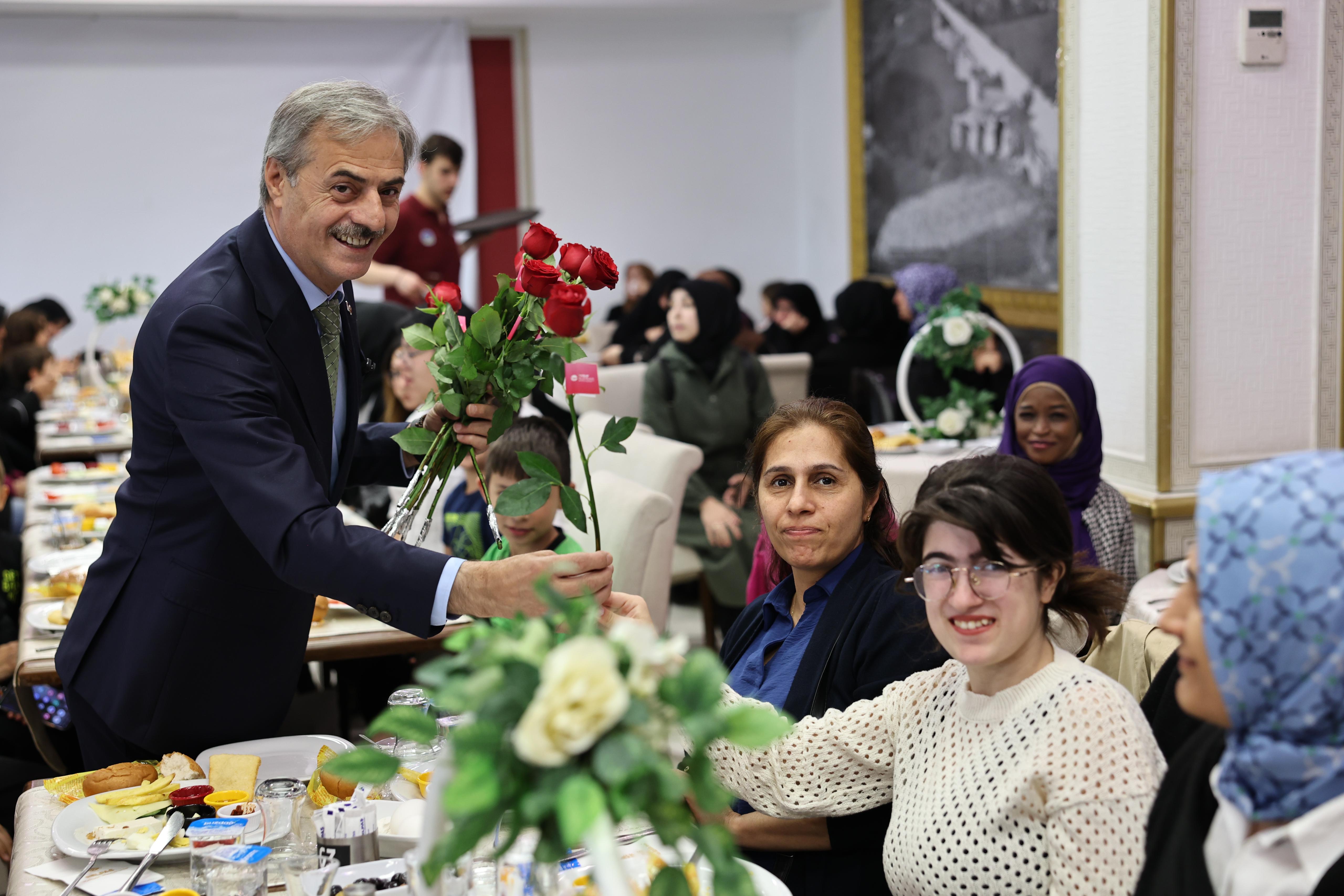 “Merhametin ve fedakârlığın adı annelerimize bir ömür adasak az gelir”