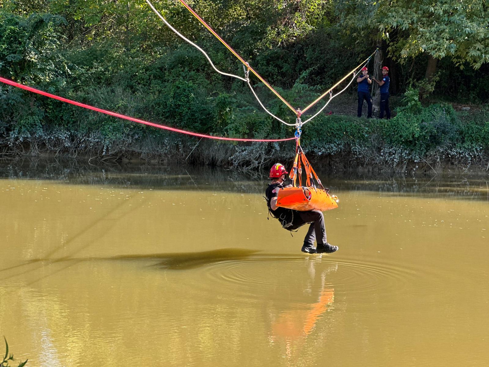 Büyükşehir’in itfaiyecileri Sakarya Nehri üzerinde nefes kesti