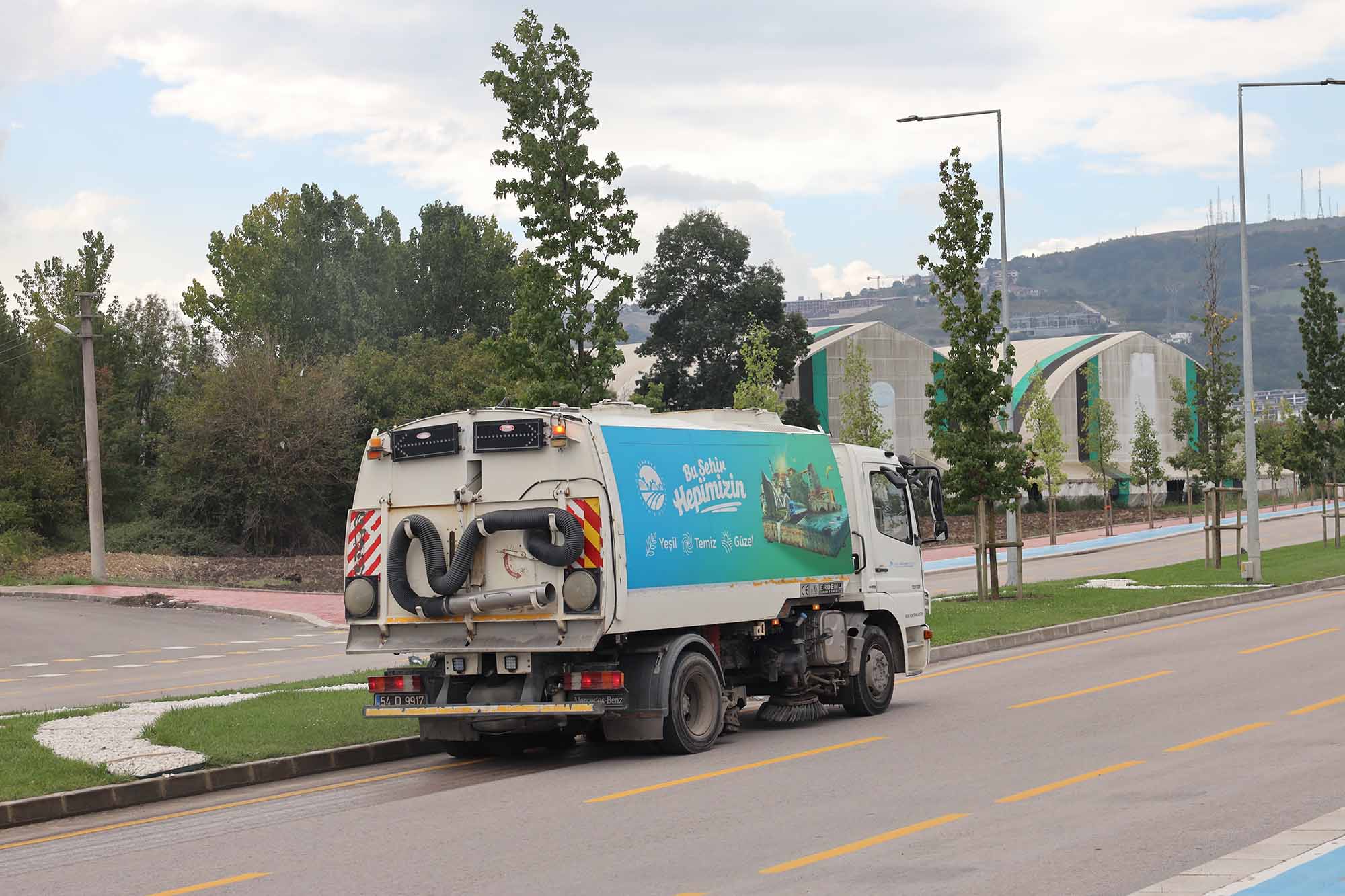 Büyükşehir ekipleri yağışın bıraktığı çamur ve tozları temizliyor