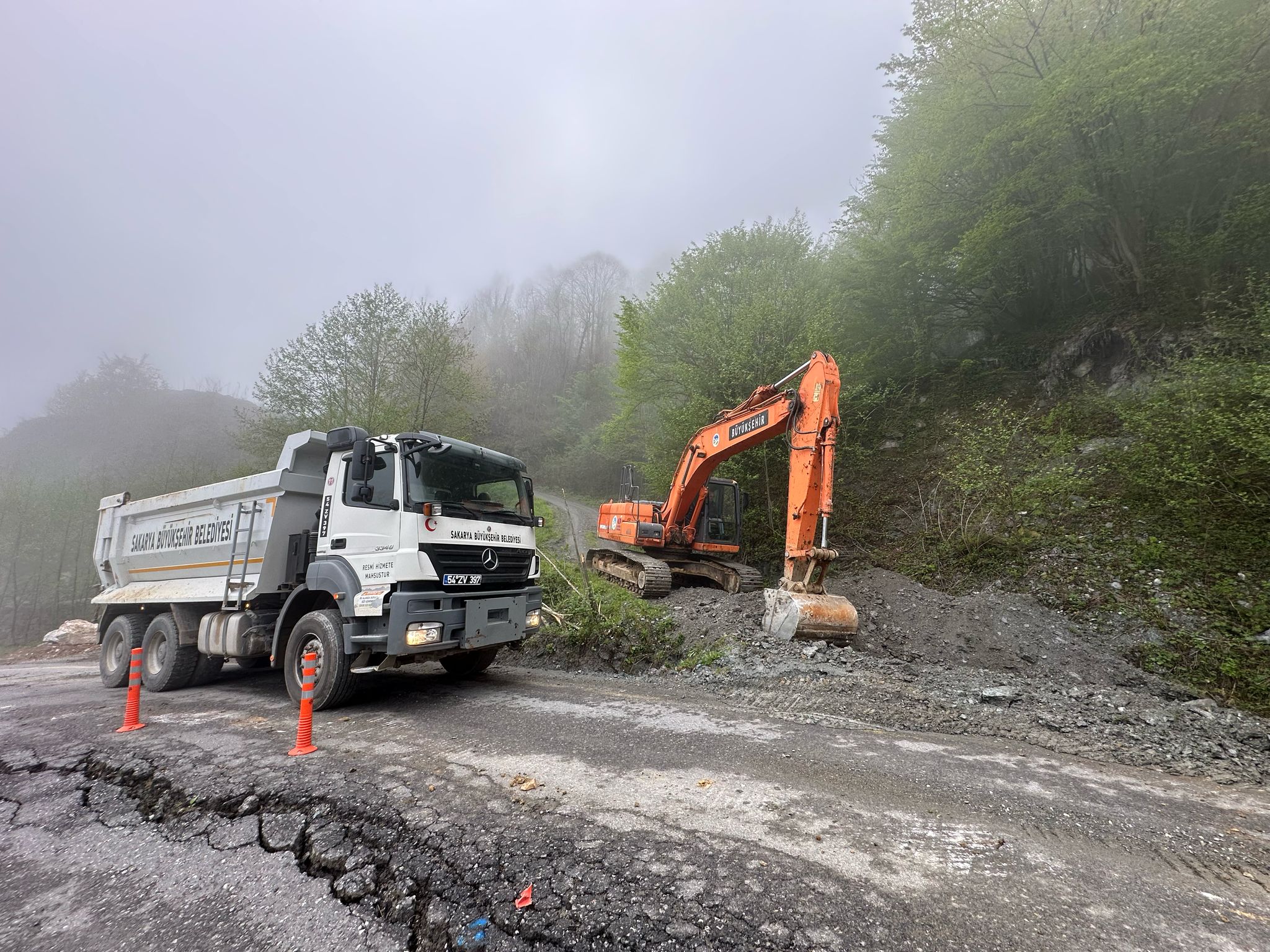 Büyükşehir'den heyelan bölgesine anında müdahale