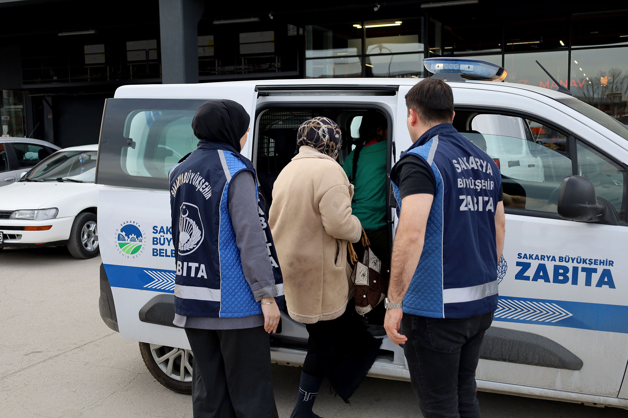 Büyükşehir’den sokakta vatandaşın huzurunu bozanlara karşı sıkı denetim