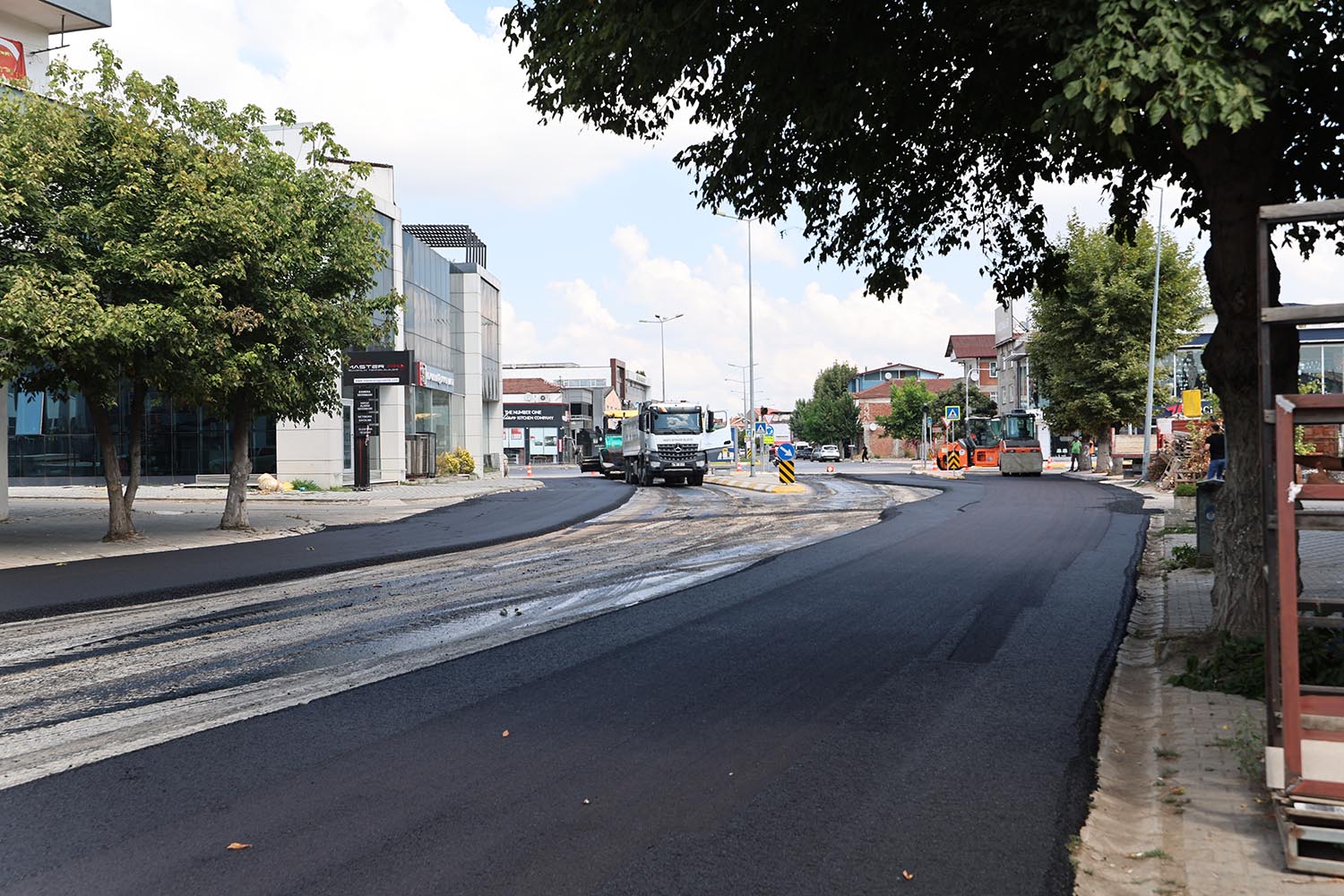 Halit Evin Caddesi’nin altyapısından sonra üstyapısı da yenilendi