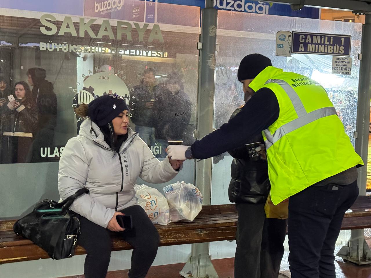 Büyükşehir karla geçen soğuk günlerde yürekleri ısıttı